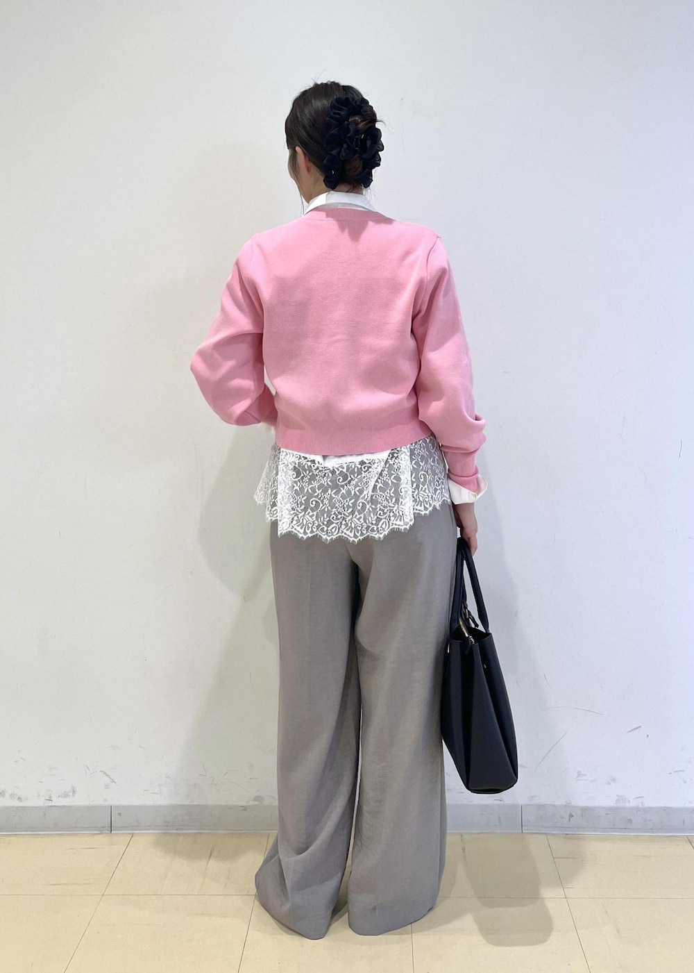 ホワイト系のシャツ/ブラウス、ピンク系のカーディガン/ボレロ、グレー系のその他パンツを着用したレディースの春コーディネートの3枚目の写真