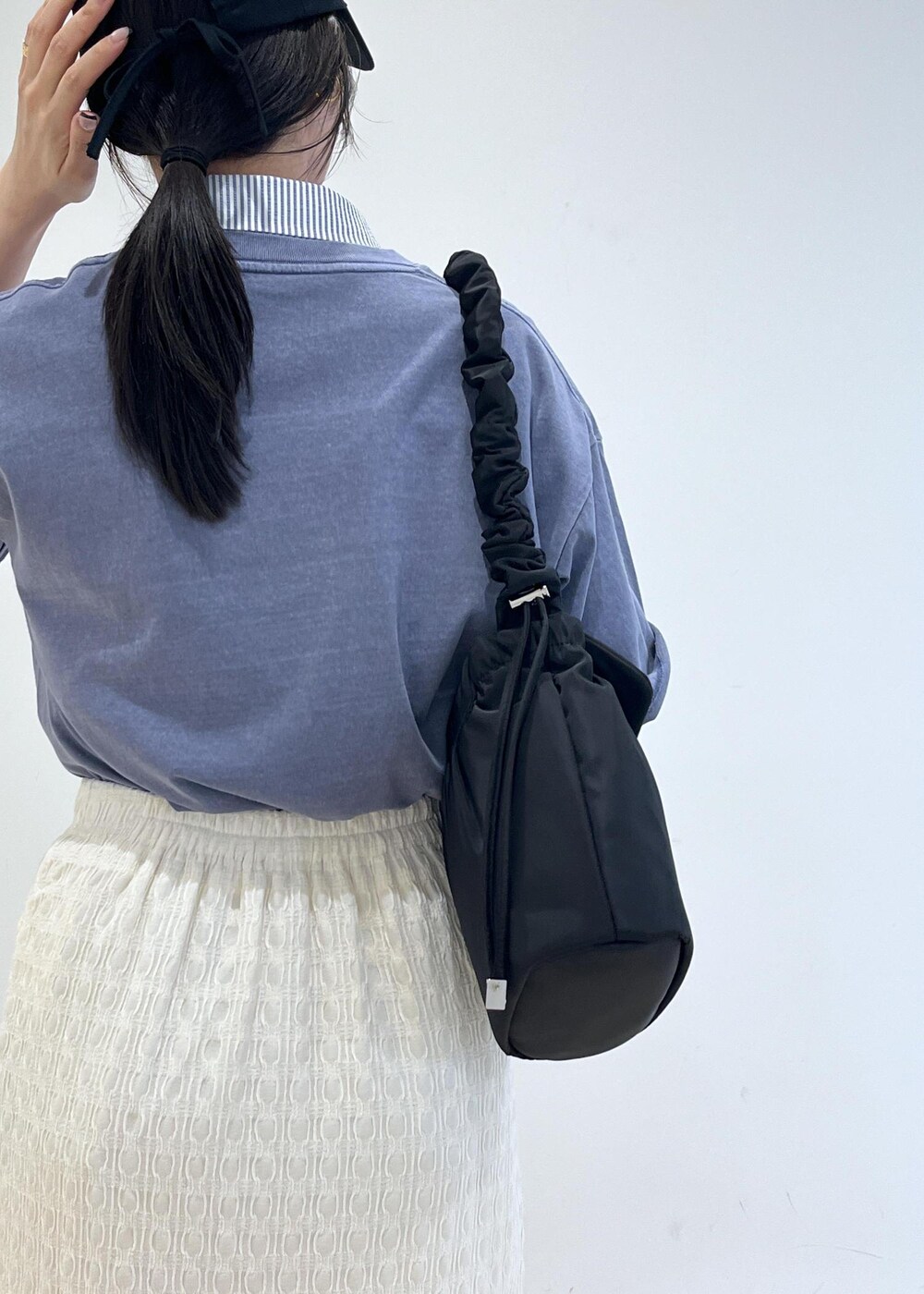 ブラック系のサンダル、ホワイト系のスカート、ブルー系のシャツ/ブラウスを着用したレディースの夏コーディネートの8枚目の写真