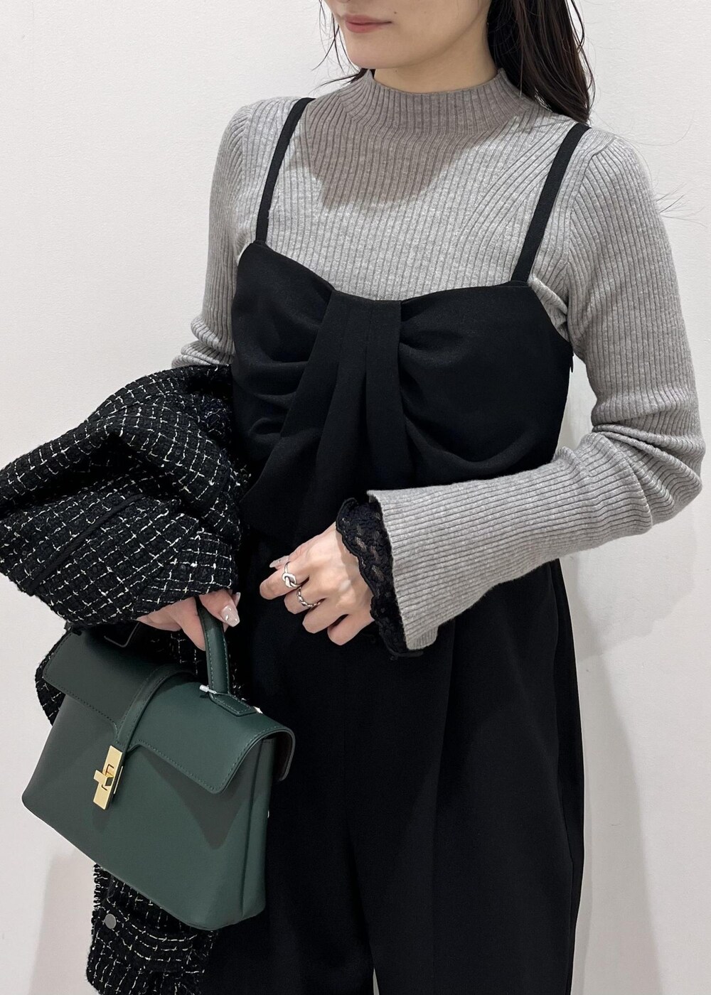 グリーン系のショルダーバッグ、ブラック系のバレエシューズ、ブラック系のTシャツ/カットソーを着用したレディースの秋コーディネートの7枚目の写真