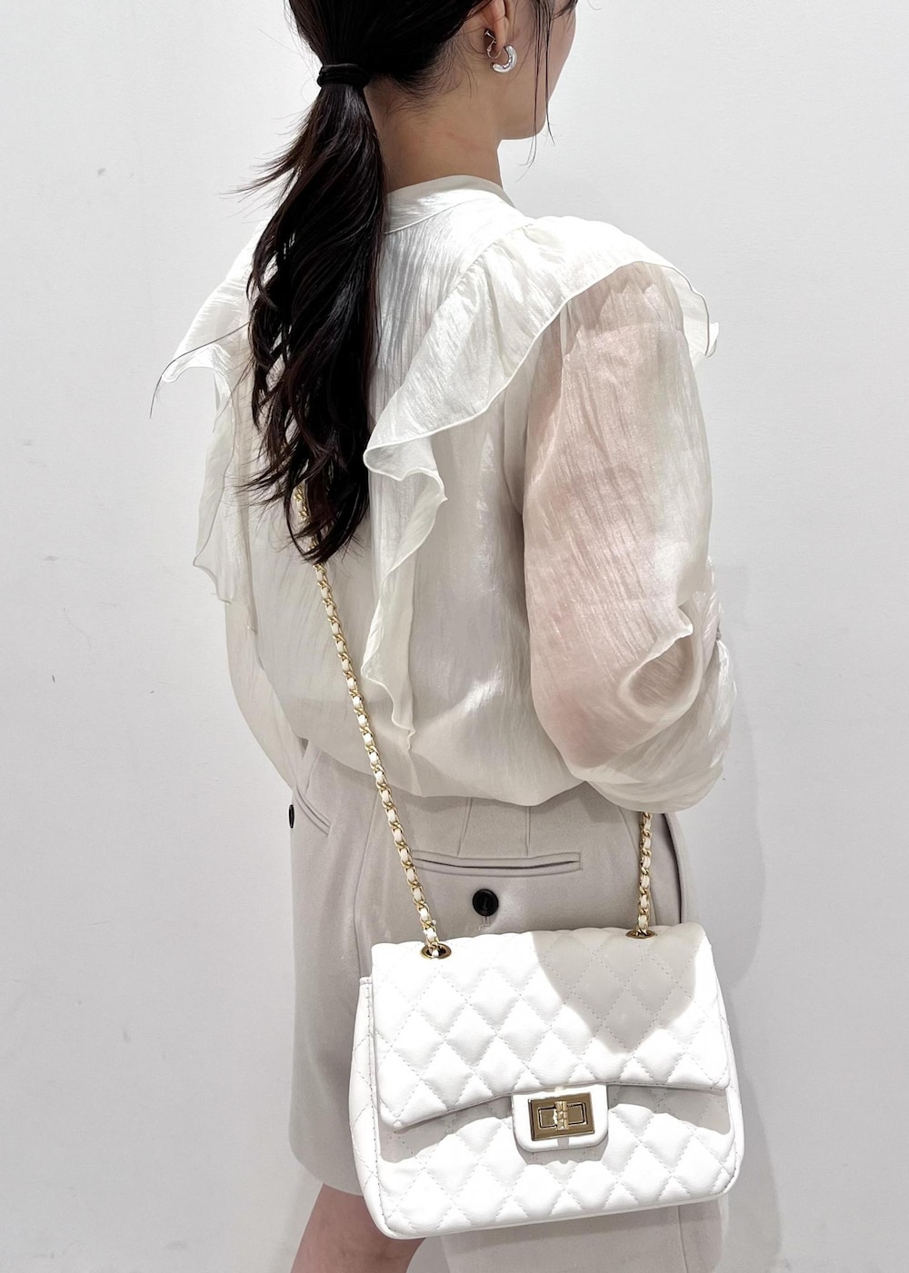 ベージュ系のその他パンツ、ホワイト系のショルダーバッグ、ホワイト系のシャツ/ブラウスを着用したレディースの秋コーディネートの9枚目の写真