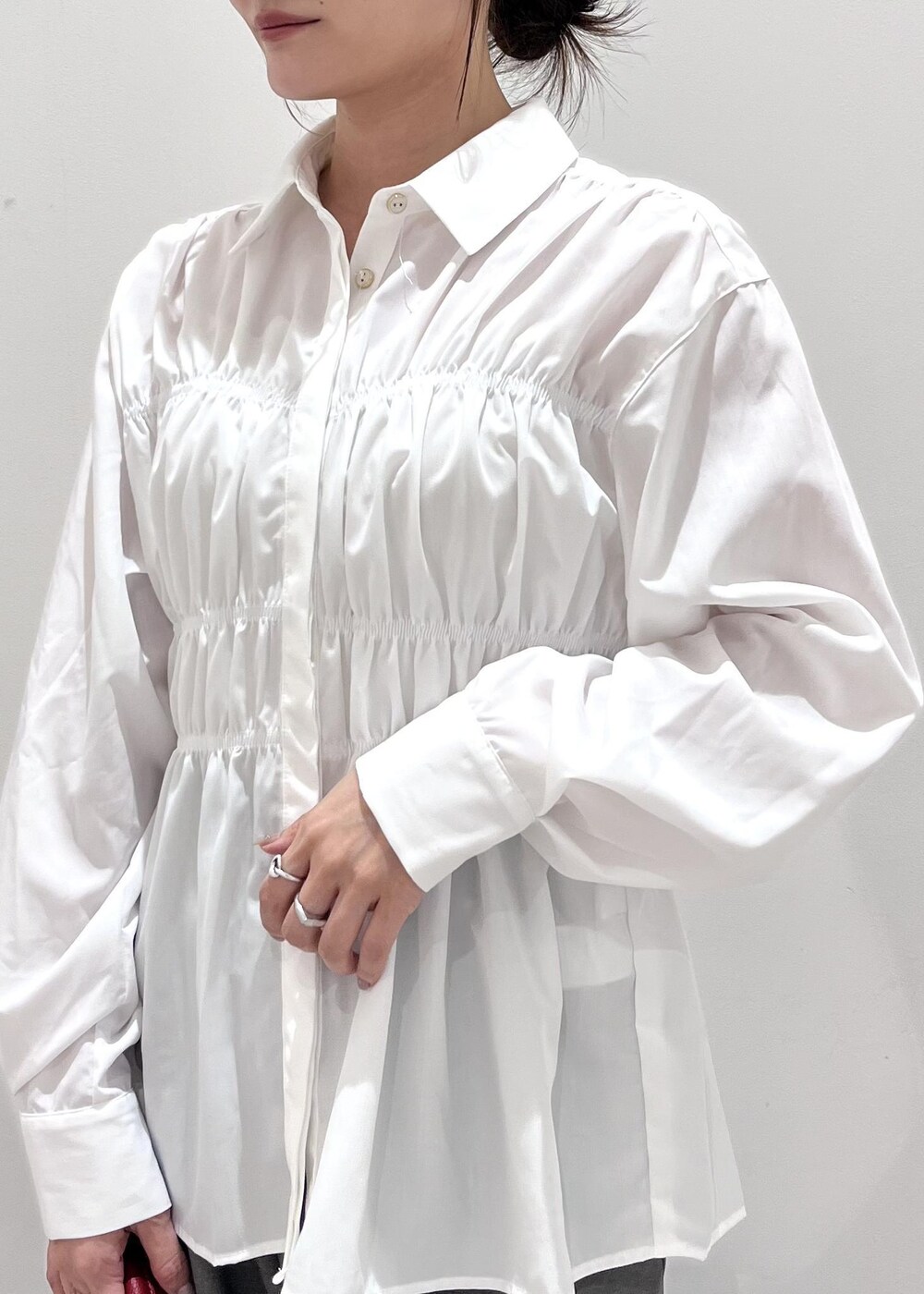 レッド系のトートバッグ、ブラック系のブーツ、ブラック系のカーディガン/ボレロを着用したレディースの秋コーディネートの10枚目の写真