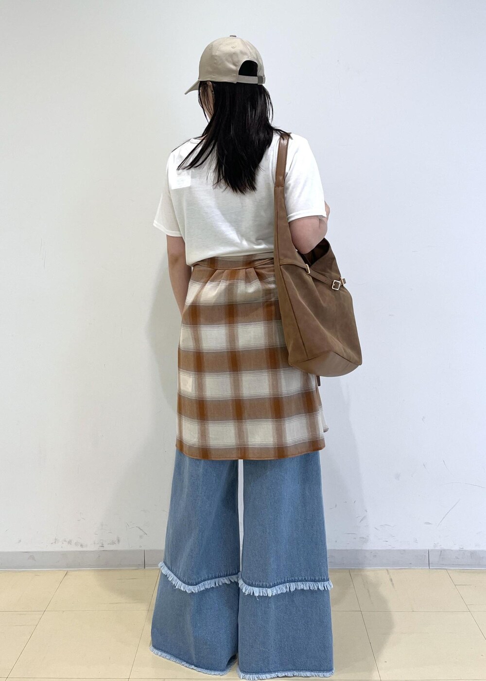 ホワイト系のTシャツ/カットソー、イエロー系のパンプス、ベージュ系のシャツ/ブラウスを着用したレディースの夏コーディネートの3枚目の写真