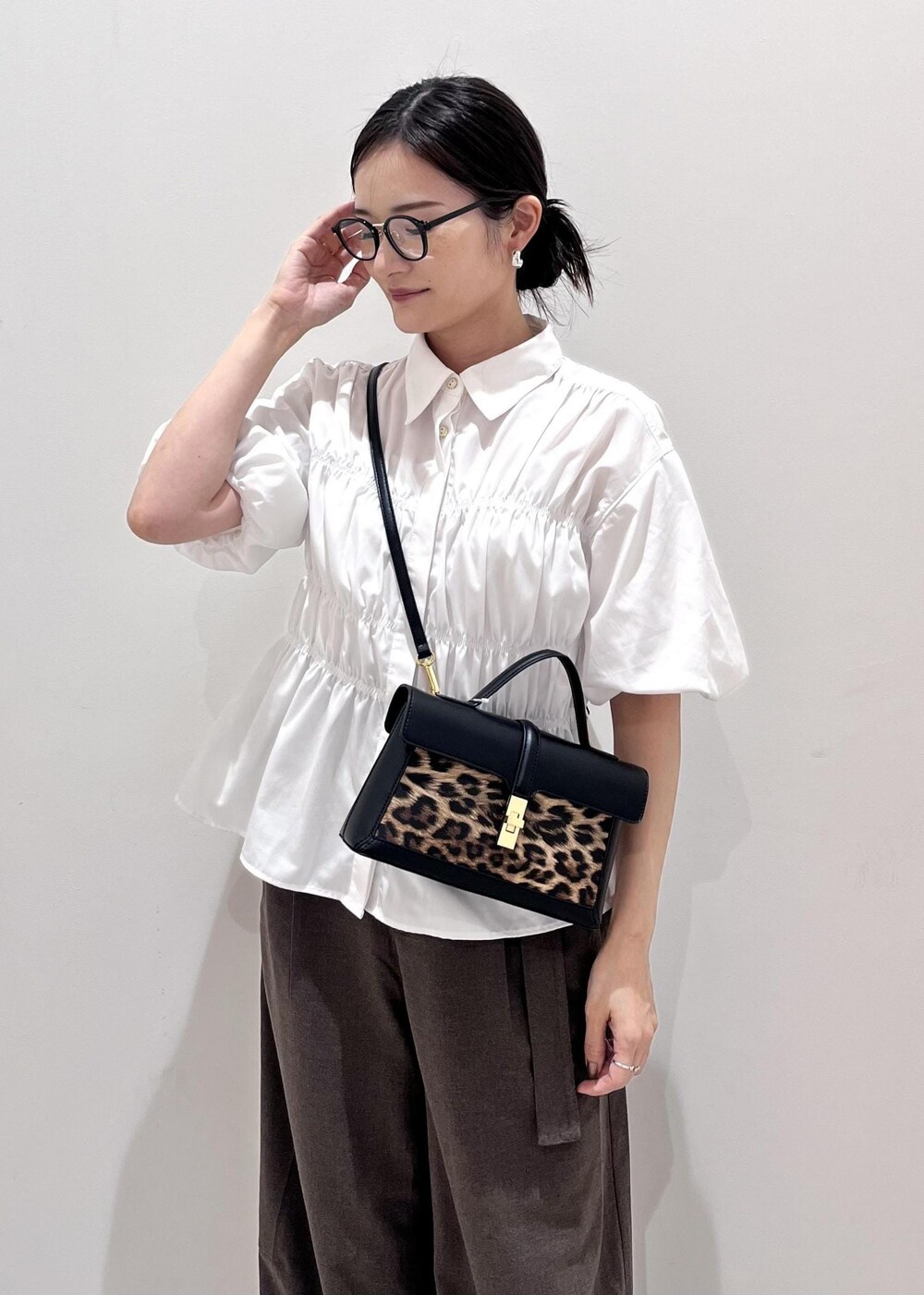 その他のショルダーバッグ、ブラック系のバレエシューズ、ホワイト系のシャツ/ブラウスを着用したレディースの秋コーディネートの4枚目の写真