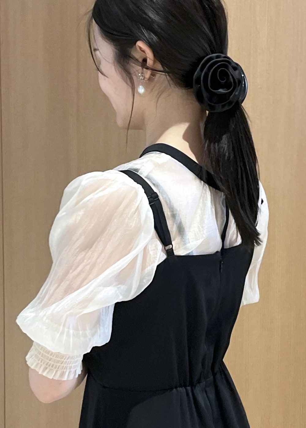 ブラック系のハンドバッグ、ブラック系のパンプス、ブラック系のワンピースを着用したレディースの春コーディネートの9枚目の写真