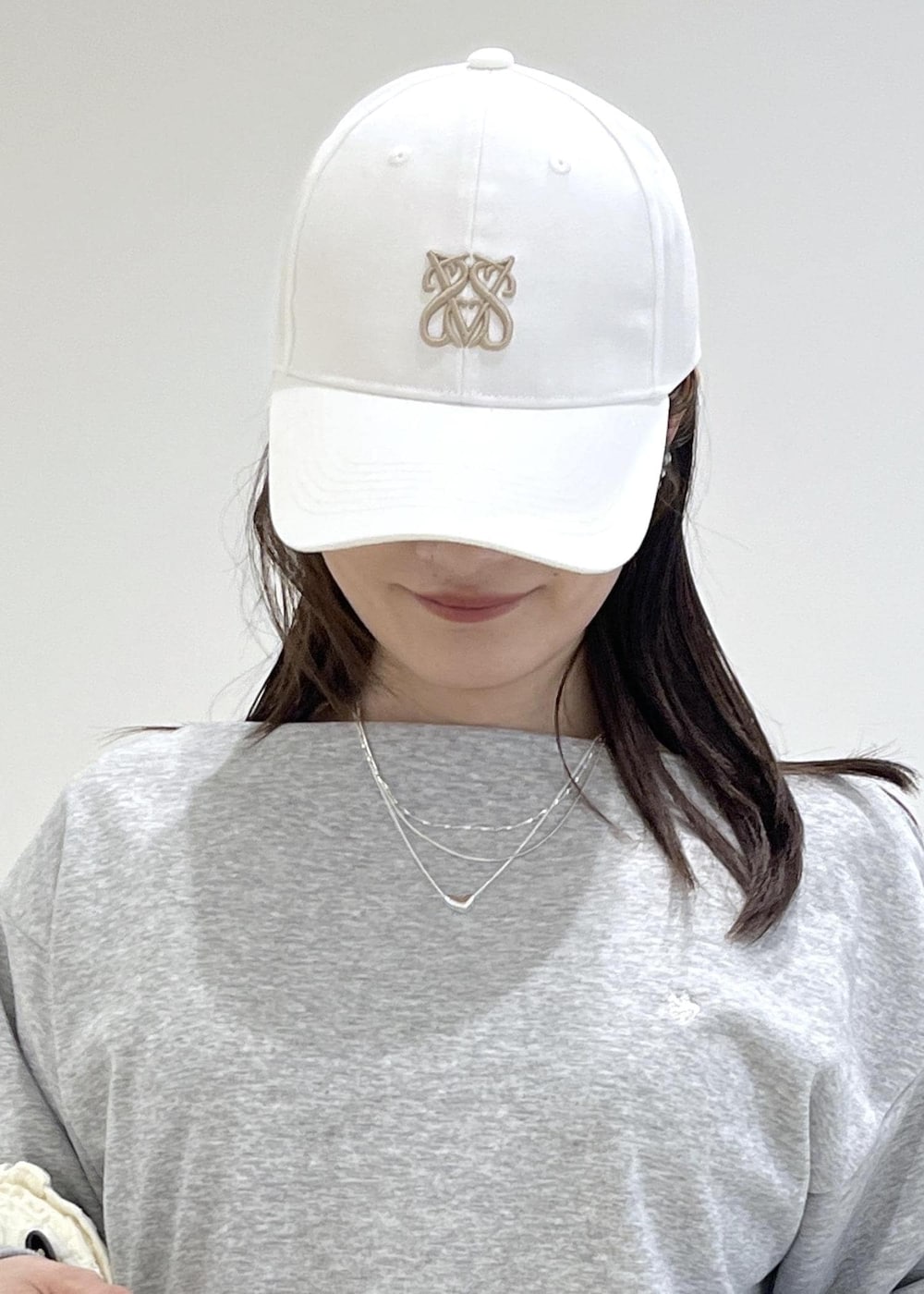 ホワイト系のパンプス、ブラック系のショルダーバッグ、ホワイト系のカーディガン/ボレロを着用したレディースの春コーディネートの8枚目の写真