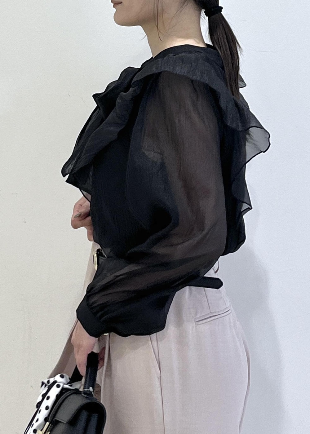 ブラック系のショルダーバッグ、ブラック系のパンプス、ピンク系のその他パンツを着用したレディースの春コーディネートの9枚目の写真