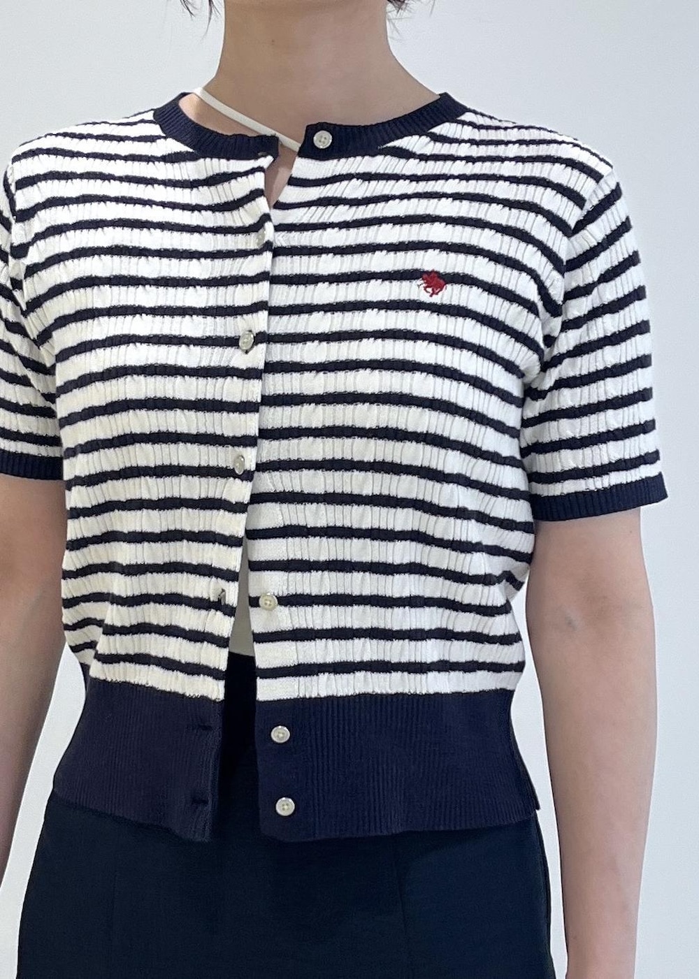 ホワイト系のショルダーバッグ、ホワイト系のキャミソール、レッド系のサンダルを着用したレディースの春コーディネートの7枚目の写真