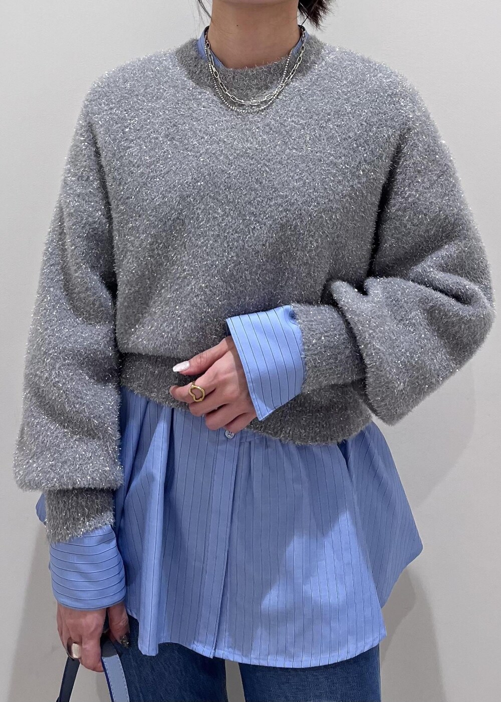 シルバー系のパンプス、ブルー系のデニムパンツ、ブルー系のシャツ/ブラウスを着用したレディースの冬コーディネートの5枚目の写真