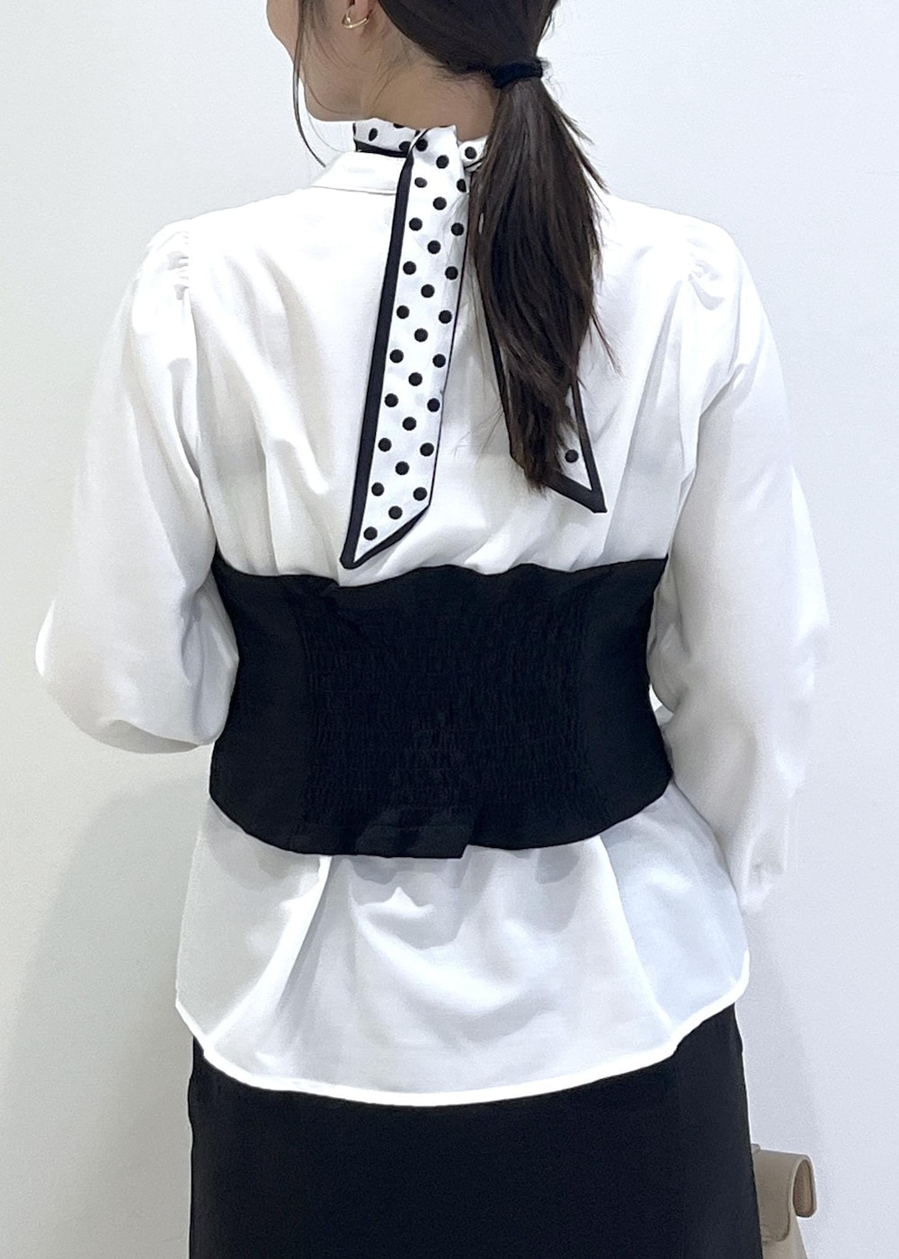 ブラック系のパンプス、ブラック系のスカート、ブラック系のシャツ/ブラウスを着用したレディースの春コーディネートの8枚目の写真