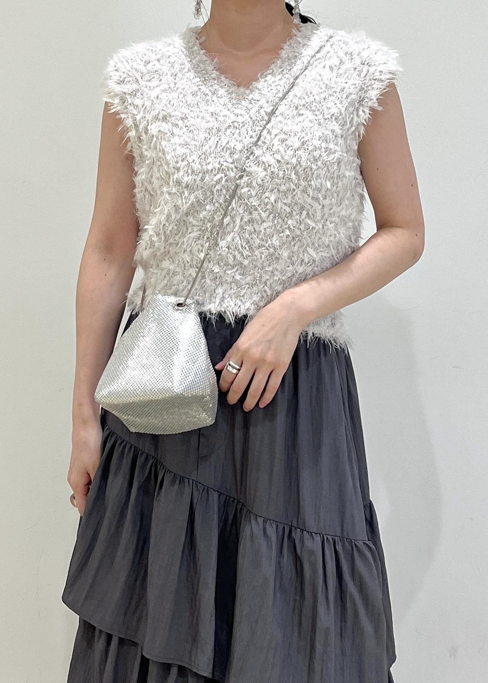 シルバー系のパンプス、シルバー系のショルダーバッグ、グレー系のスカートを着用したレディースの夏コーディネートの8枚目の写真