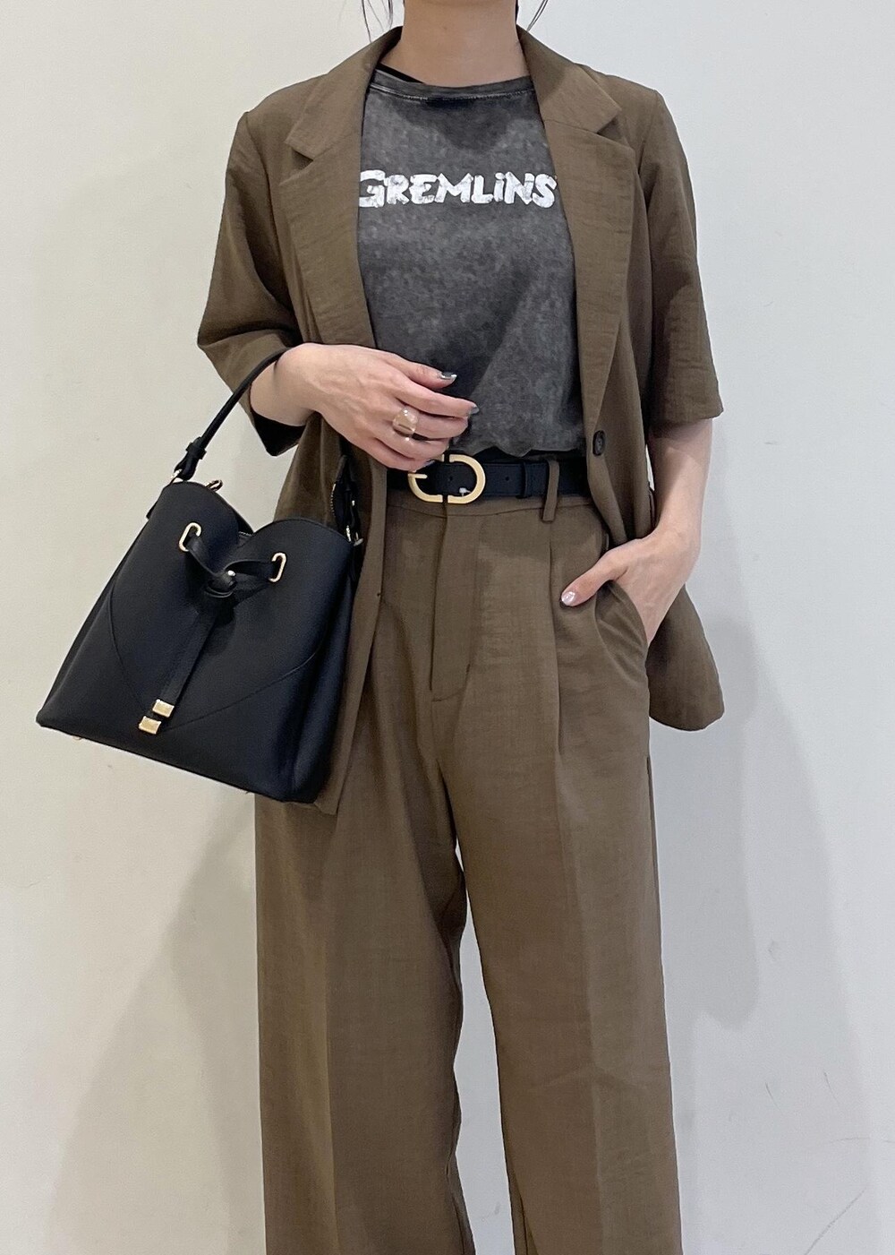 ブラック系のショルダーバッグ、レッド系のサンダル、ブラック系のTシャツ/カットソーを着用したレディースの夏コーディネートの8枚目の写真