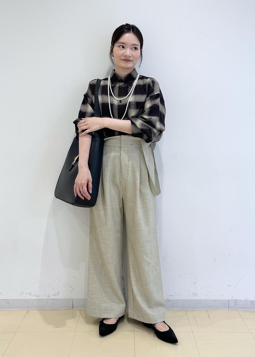 ブラック系のシャツ/ブラウス、ベージュ系のその他パンツ、ブラック系のトートバッグを着用したレディースの秋コーディネートの10枚目の写真
