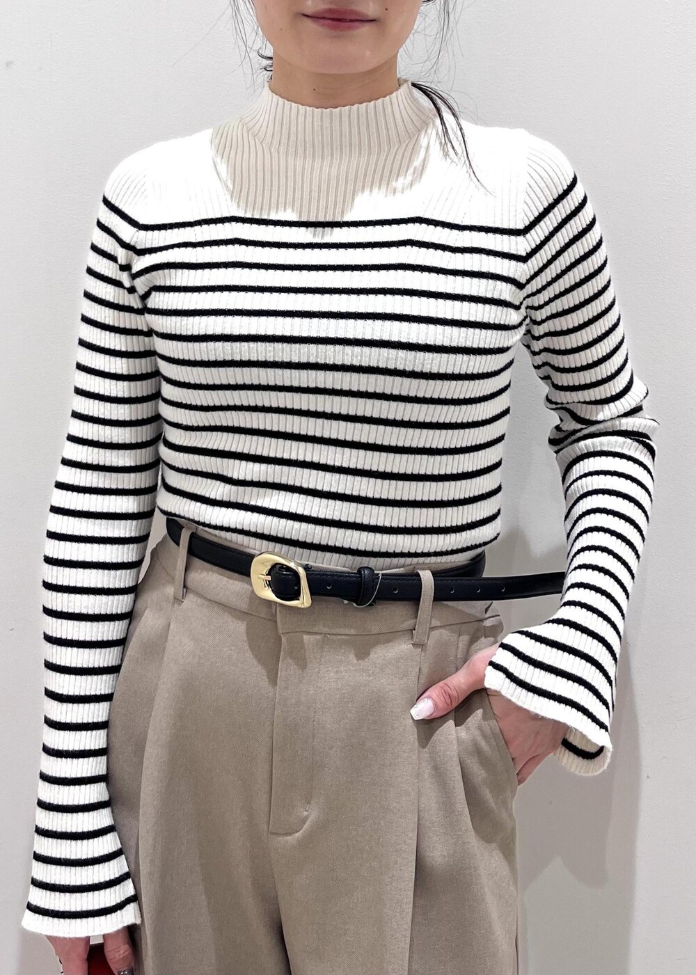 ブルー系のデニムジャケット、ホワイト系のニット/セーター、ベージュ系のスラックスを着用したレディースの冬コーディネートの7枚目の写真