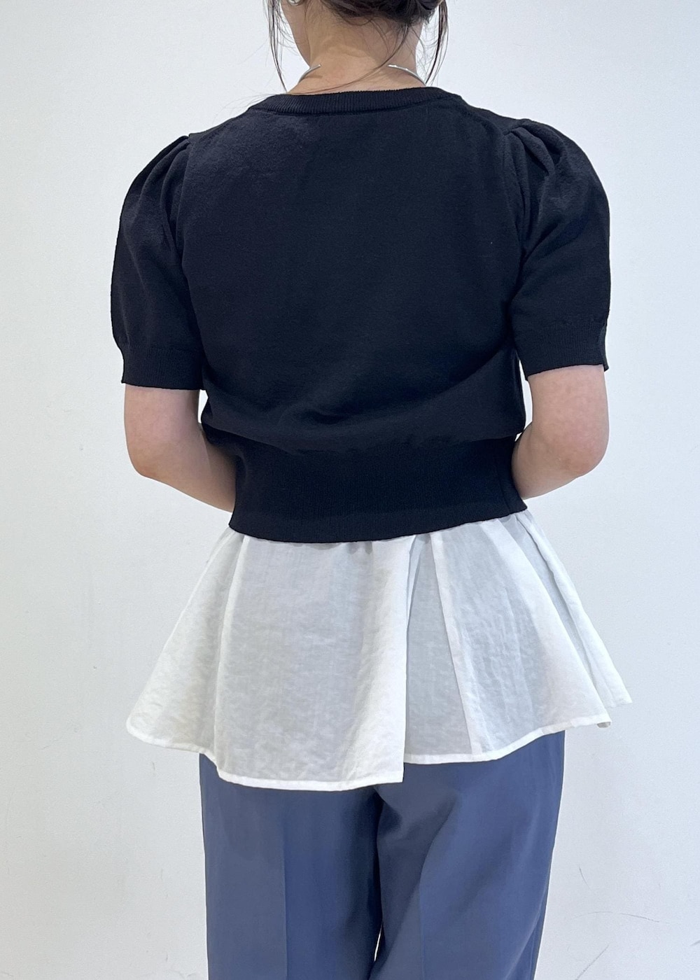 「羽織り、カーデ、クルーネック、パフスリーブ、テーパードパンツ、テーパード、パンツコーデ、ブルーコーデ、チュニックシャツ、チュニックブラウス、フレアブラウス、スキッパー、スキッパーシャツ、スキッパーブラウス、白ブラウス」｜「VISの【累計10,000点突破】【2WAY】ハートカットバッグ（ショルダーバッグ、ホワイト系）」を使った、ik18さん（レディース・158cm）の夏コーディネートの6枚目の写真