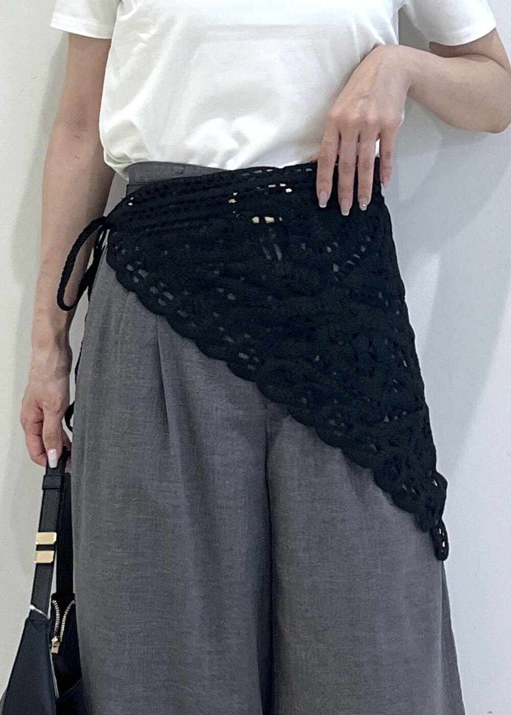 ブラック系のショルダーバッグ、ホワイト系のTシャツ/カットソー、ブラック系のその他パンツを着用したレディースの夏コーディネートの6枚目の写真