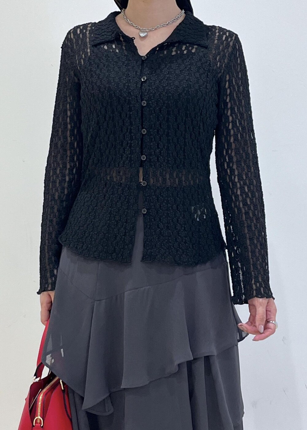 ブラック系のカーディガン/ボレロ、レッド系のボストンバッグ、グレー系のスカートを着用したレディースの秋コーディネートの5枚目の写真