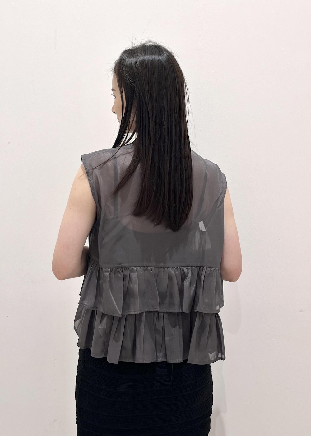 ブラック系のスカート、グレー系のシャツ/ブラウス、ブラック系のショルダーバッグを着用したレディースの夏コーディネートの4枚目の写真