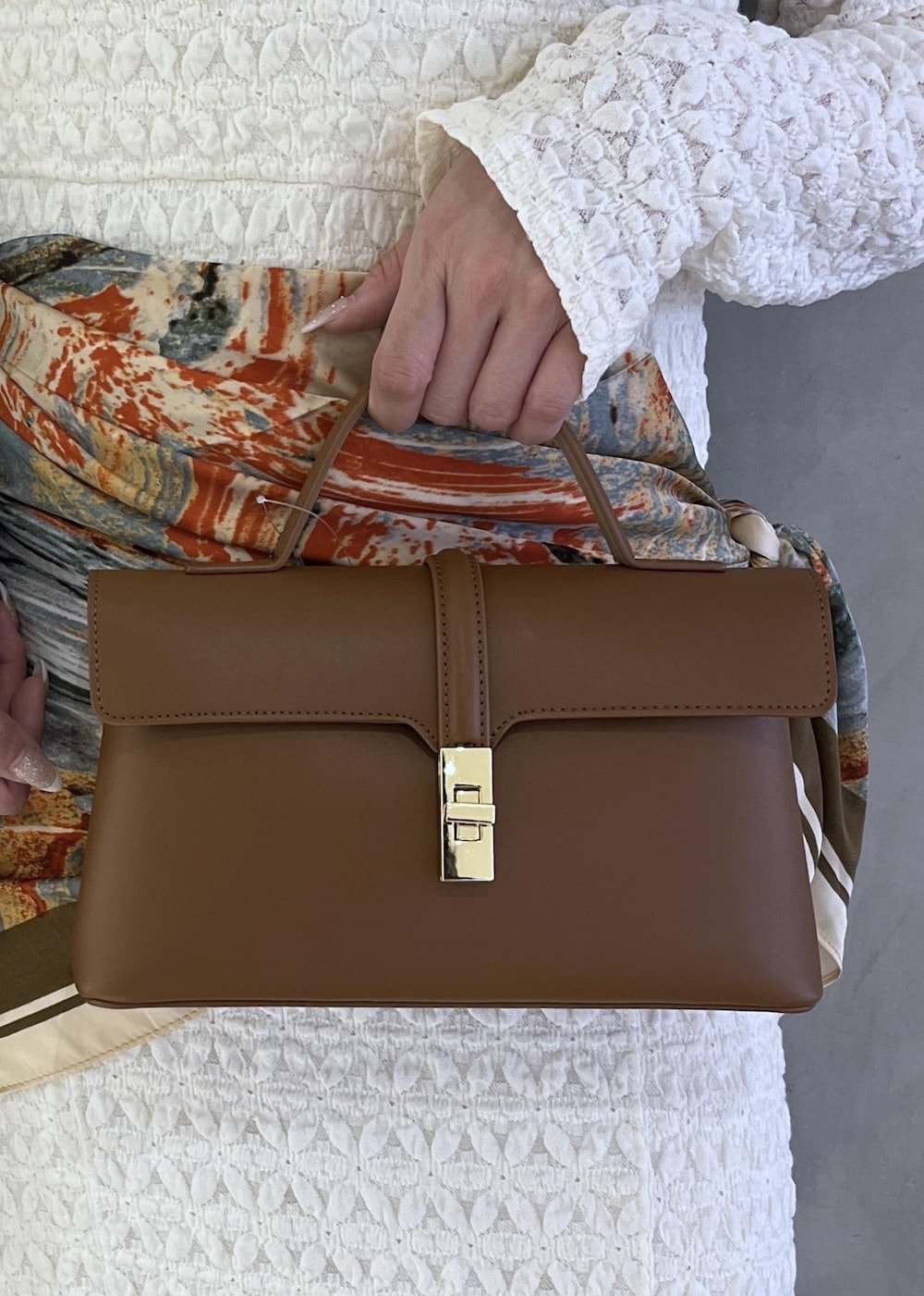 ブラック系のパンプス、ホワイト系のワンピース、ブルー系のテーラードジャケットを着用したレディースの春コーディネートの10枚目の写真