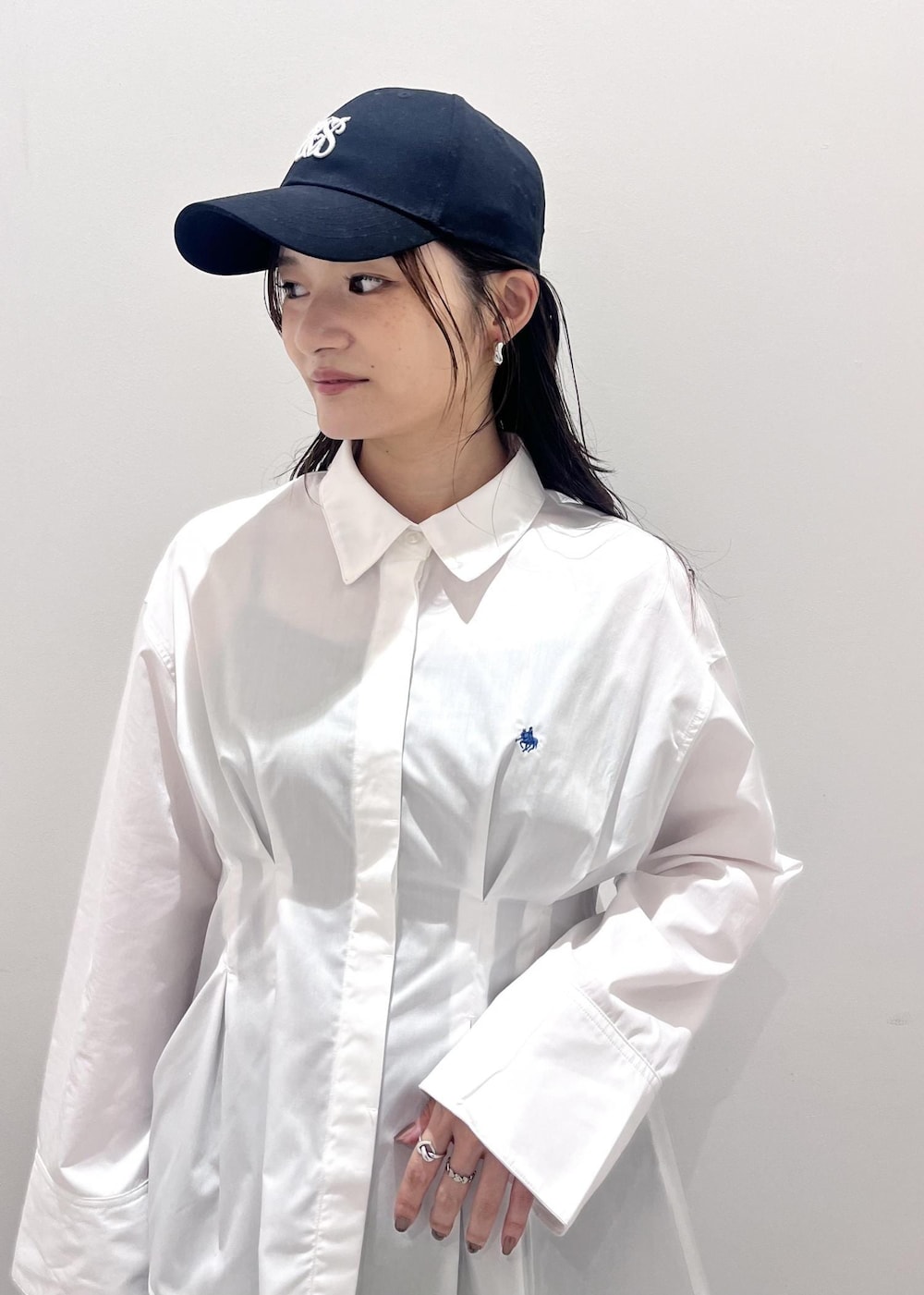 レッド系のトートバッグ、グレー系のその他パンツ、ブラック系のブーツを着用したレディースの秋コーディネートの5枚目の写真