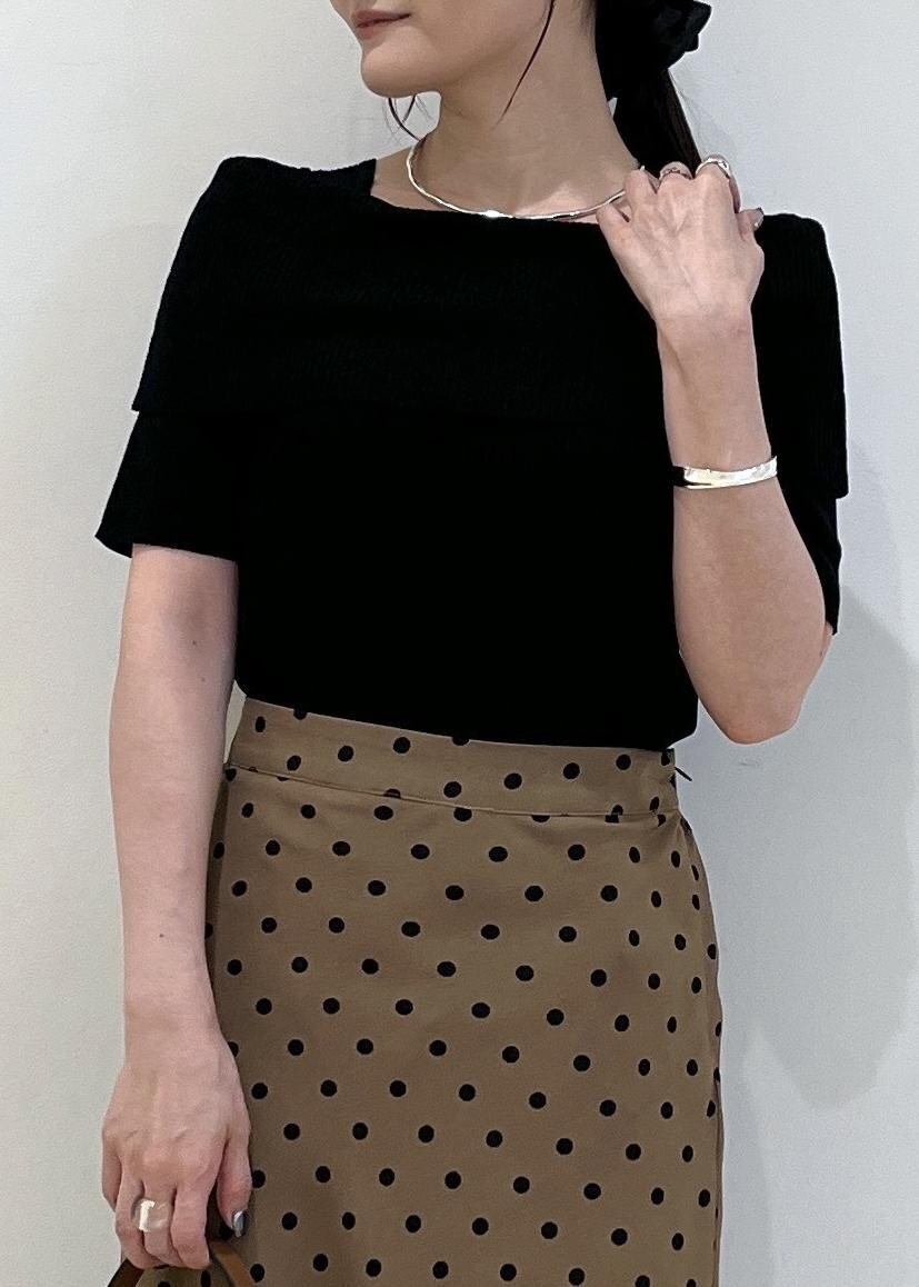 ブラック系のサンダル、ブラウン系のショルダーバッグ、ブラウン系のスカートを着用したレディースの夏コーディネートの5枚目の写真