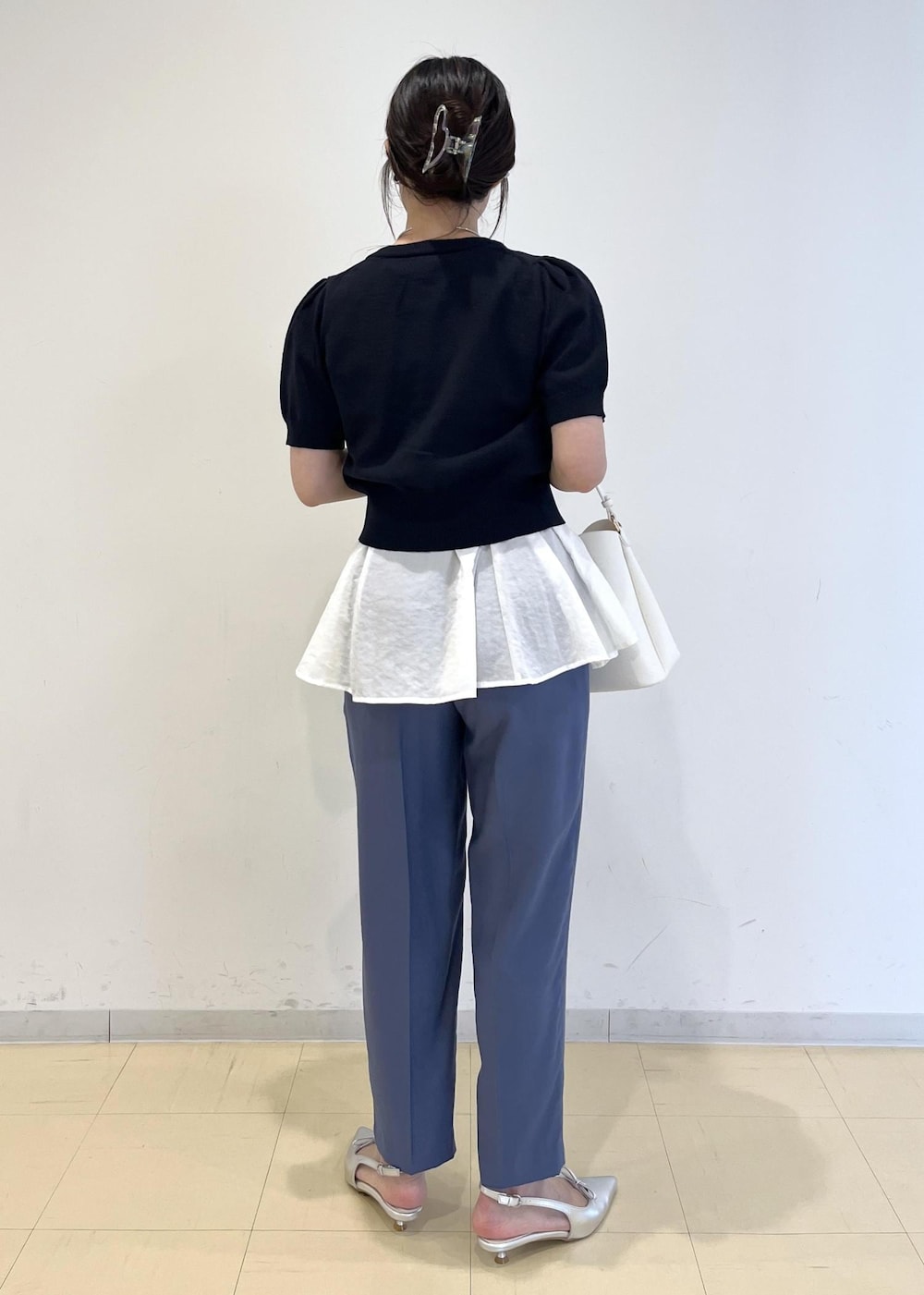 「羽織り、カーデ、クルーネック、パフスリーブ、テーパードパンツ、テーパード、パンツコーデ、ブルーコーデ、チュニックシャツ、チュニックブラウス、フレアブラウス、スキッパー、スキッパーシャツ、スキッパーブラウス、白ブラウス」｜「VISの【累計10,000点突破】【2WAY】ハートカットバッグ（ショルダーバッグ、ホワイト系）」を使った、ik18さん（レディース・158cm）の夏コーディネートの3枚目の写真