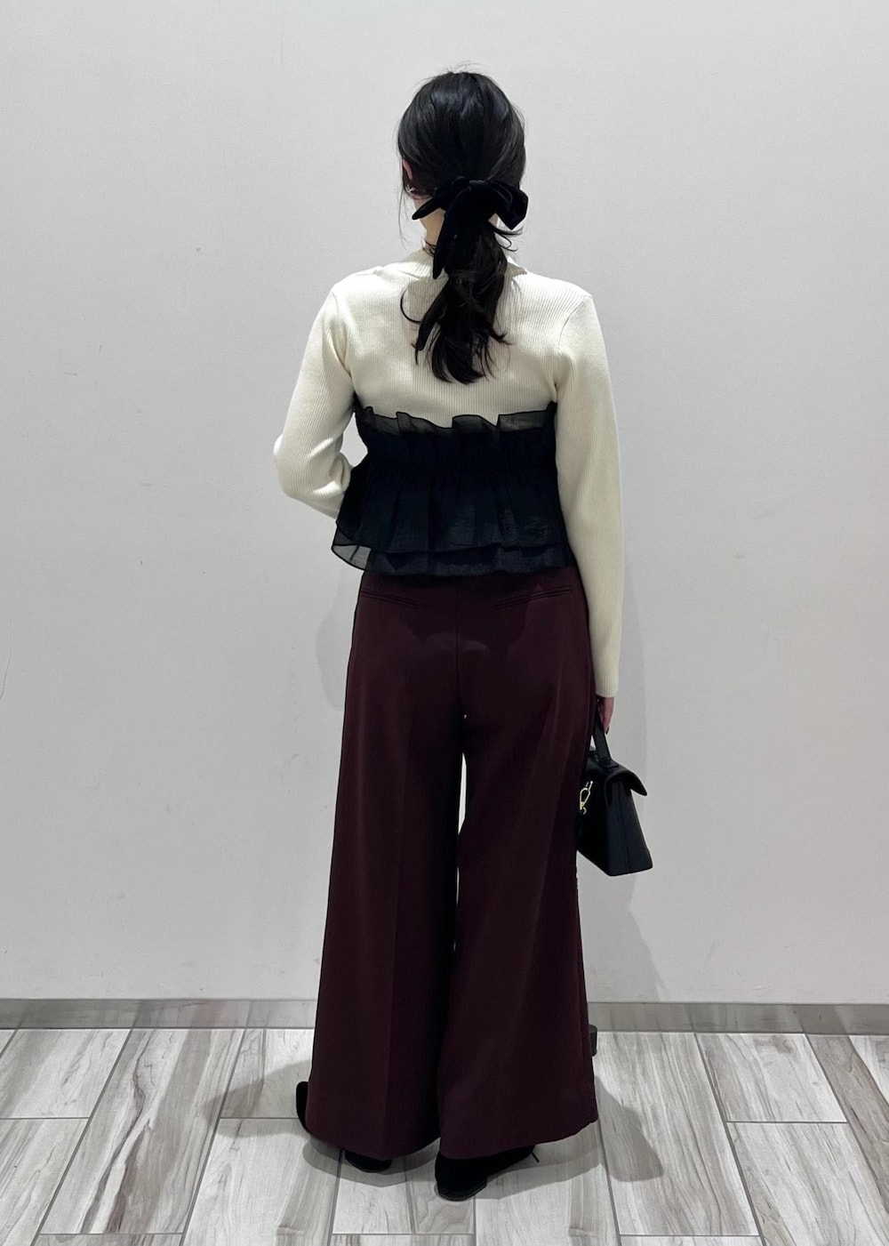 その他のショルダーバッグ、ブラウン系のその他パンツ、ホワイト系のニット/セーターを着用したレディースの冬コーディネートの4枚目の写真