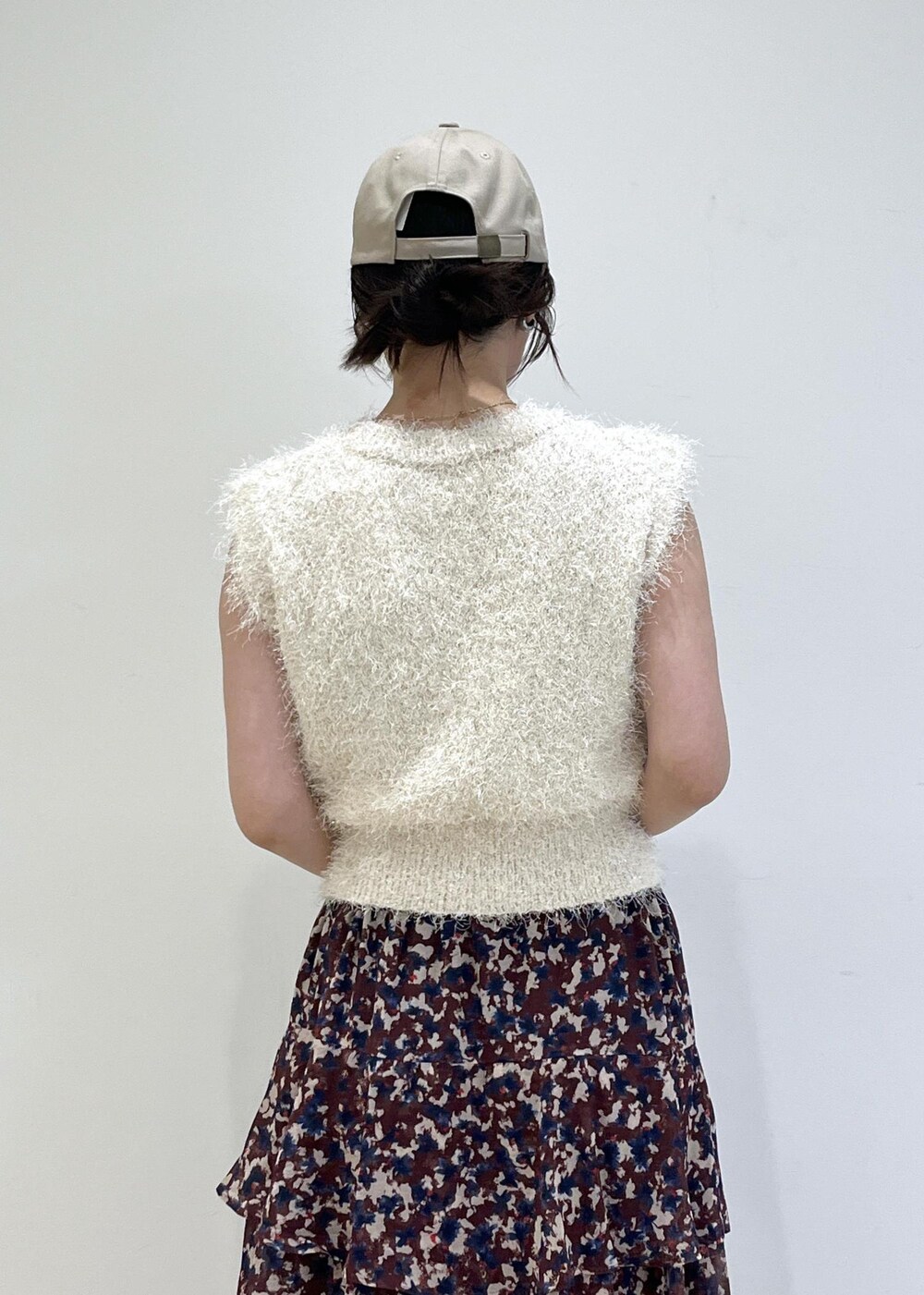 ホワイト系のパンプス、ブラウン系のスカート、ホワイト系のニット/セーターを着用したレディースの秋コーディネートの6枚目の写真