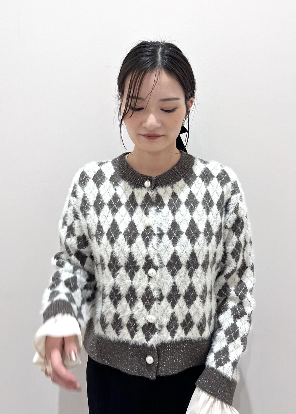 ブラック系のパンプス、ブラウン系のショルダーバッグ、ホワイト系のシャツ/ブラウスを着用したレディースの秋コーディネートの5枚目の写真