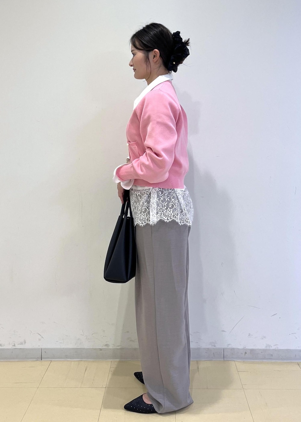 ホワイト系のシャツ/ブラウス、ピンク系のカーディガン/ボレロ、グレー系のその他パンツを着用したレディースの春コーディネートの2枚目の写真