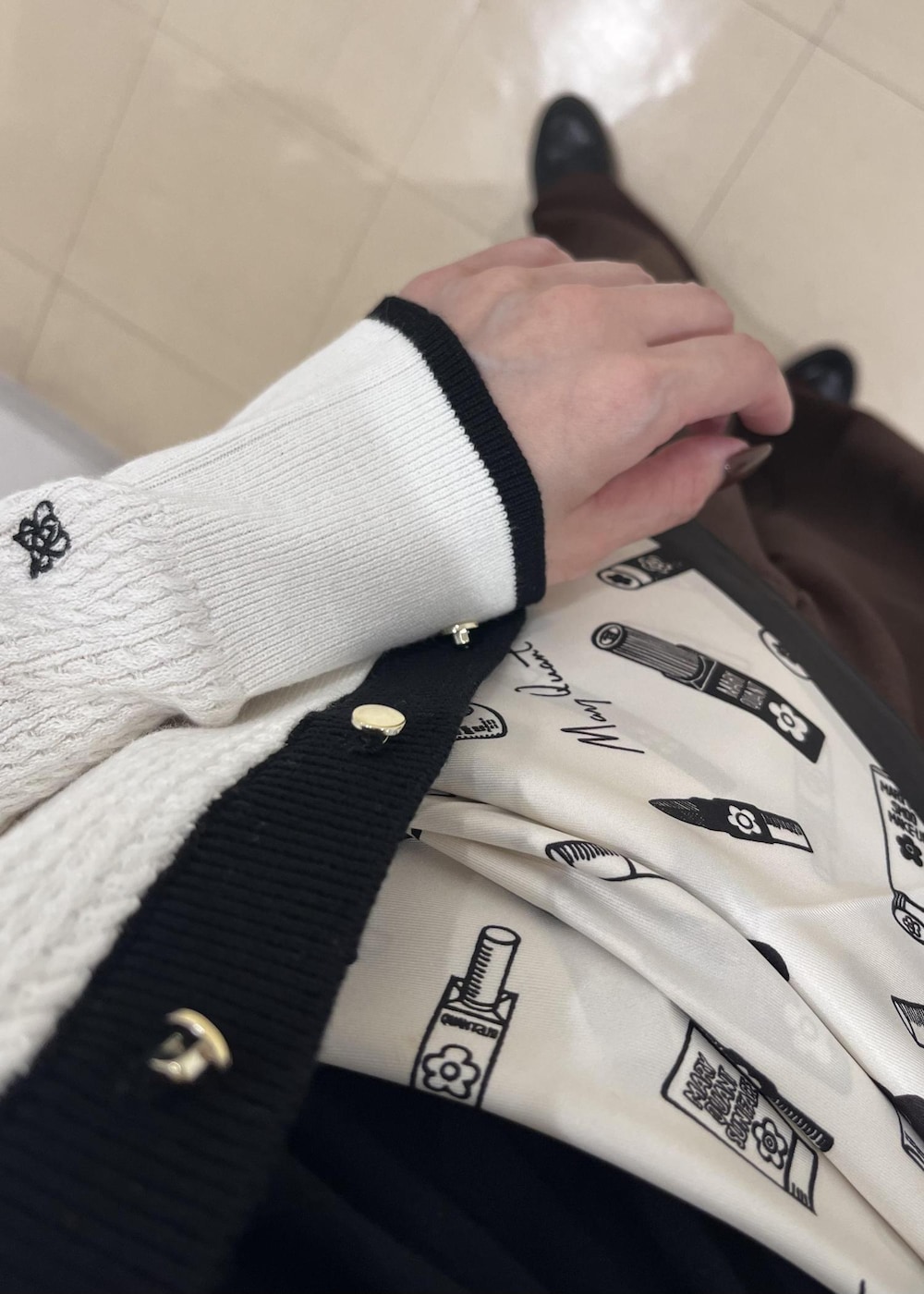 ブラック系のローファー、ブラウン系のその他パンツ、ホワイト系のカーディガン/ボレロを着用したレディースの秋コーディネートの10枚目の写真