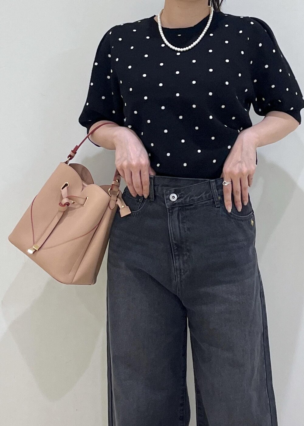 ピンク系のショルダーバッグ、ブラック系のパンプス、ブラック系のニット/セーターを着用したレディースの秋コーディネートの8枚目の写真