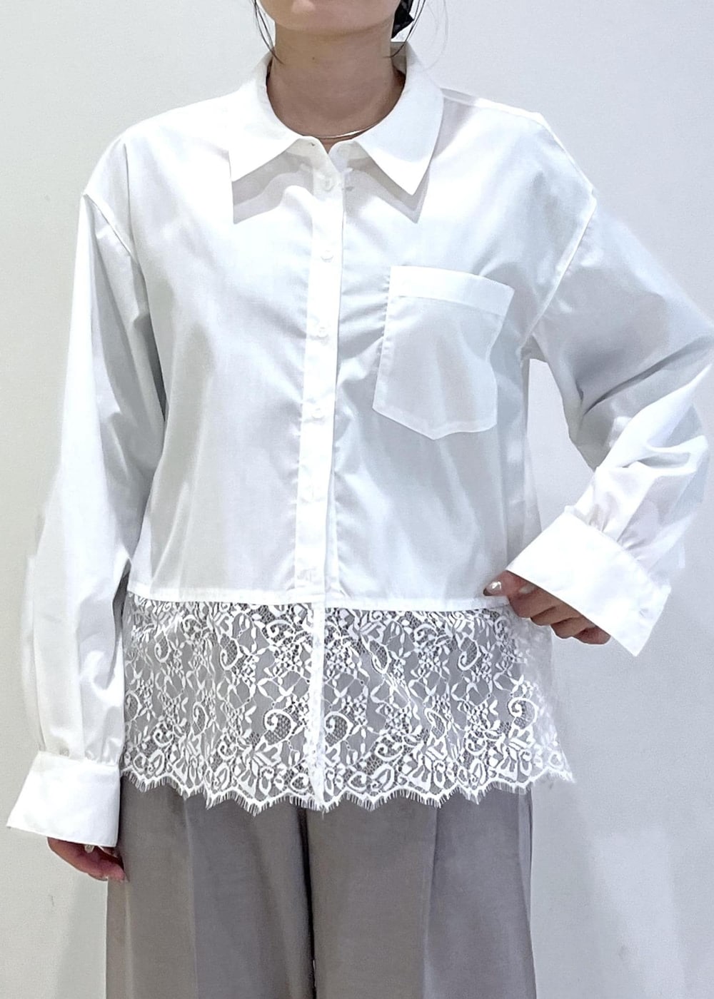 ホワイト系のシャツ/ブラウス、ピンク系のカーディガン/ボレロ、グレー系のその他パンツを着用したレディースの春コーディネートの8枚目の写真