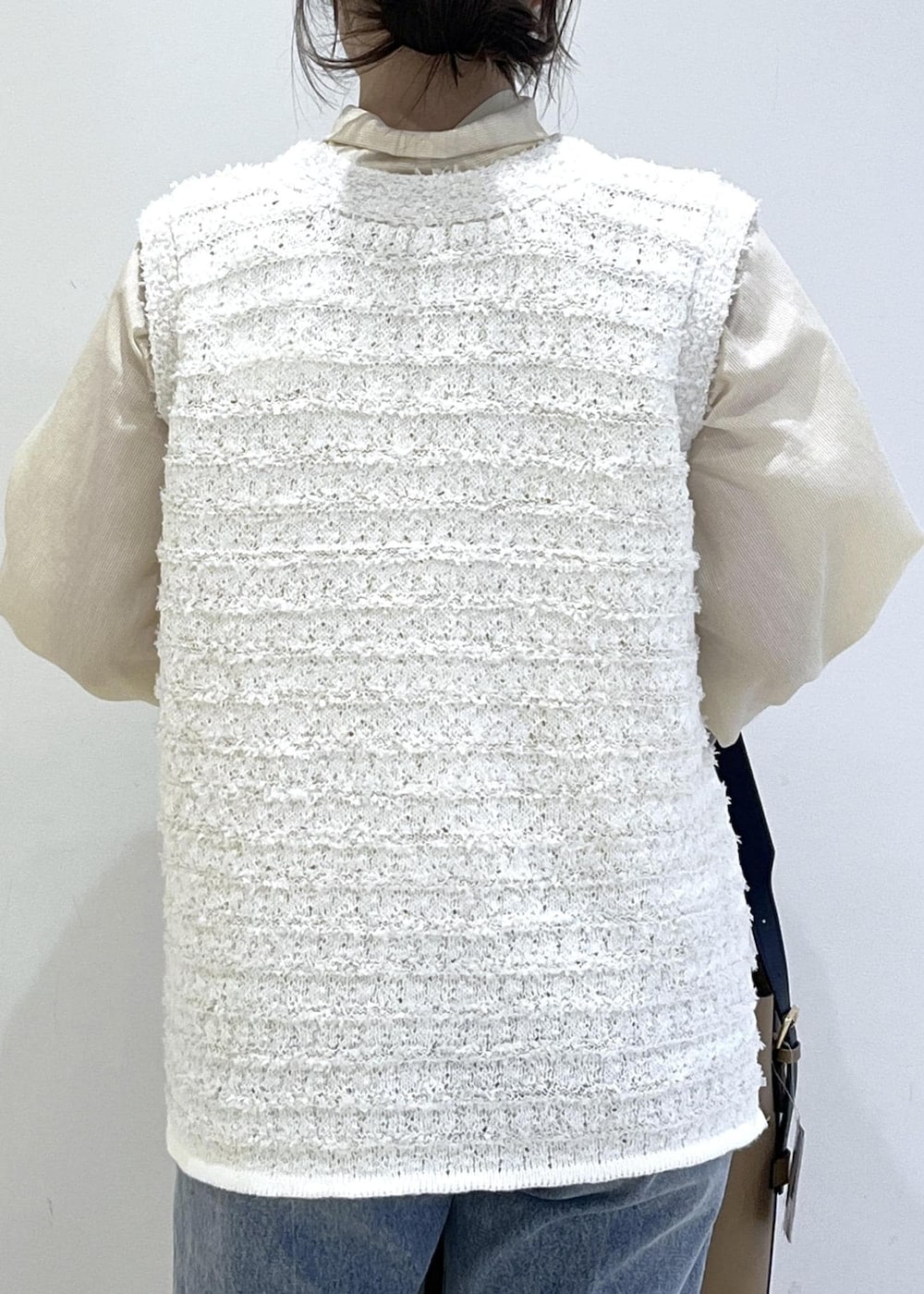 イエロー系のトートバッグ、ベージュ系のローファー、ベージュ系のテーラードジャケットを着用したレディースの冬コーディネートの4枚目の写真