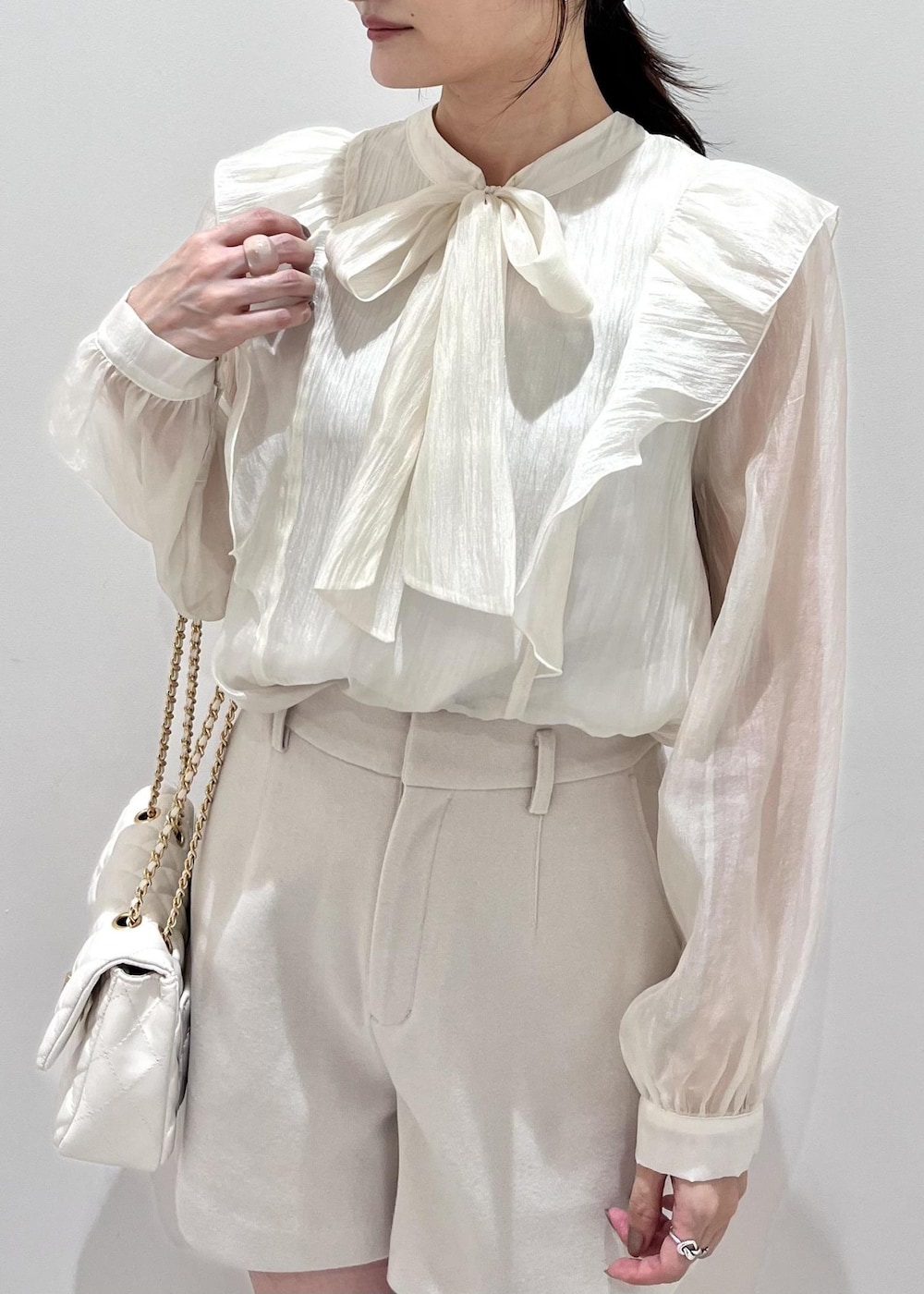 ベージュ系のその他パンツ、ホワイト系のショルダーバッグ、ホワイト系のシャツ/ブラウスを着用したレディースの秋コーディネートの7枚目の写真