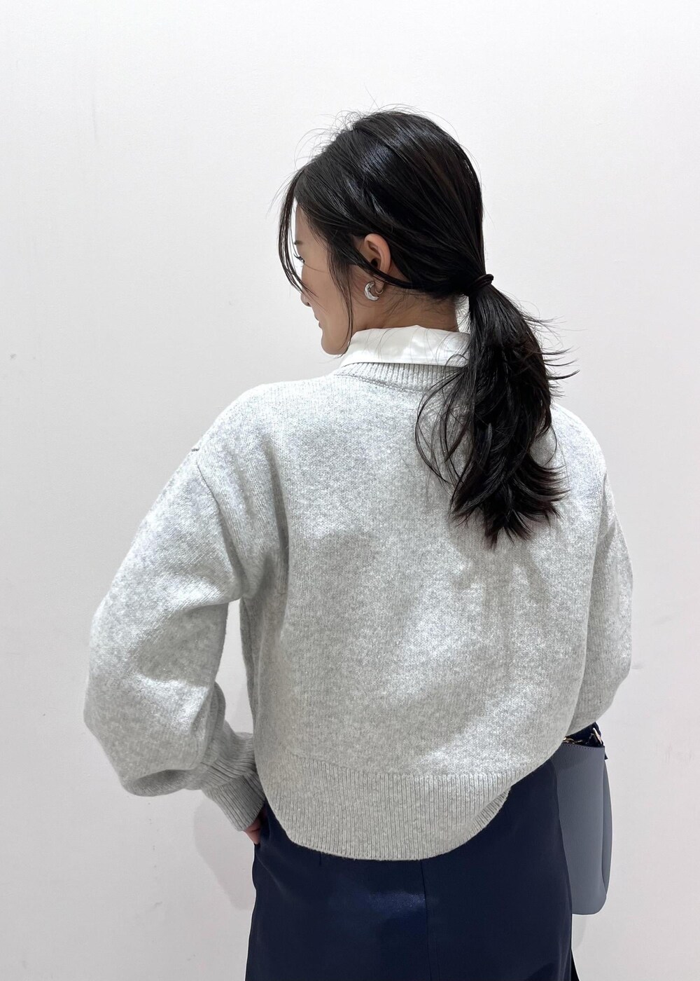 「オフィスカジュアル、ニューワーク、ニューワークスタイル、ラメ、羽織り、レイヤードコーデ、シャツレイヤードコーデ、シャツレイヤード、初冬コーデ、冬コーデ、お出かけコーデ、レイヤード、パンツスタイル、きれいめコーデ、ベーシック」｜「VISの【洗える】シャーリングデザインシャツ（シャツ/ブラウス、ホワイト系）」を使った、ik18さん（レディース・158cm）の冬コーディネートの10枚目の写真