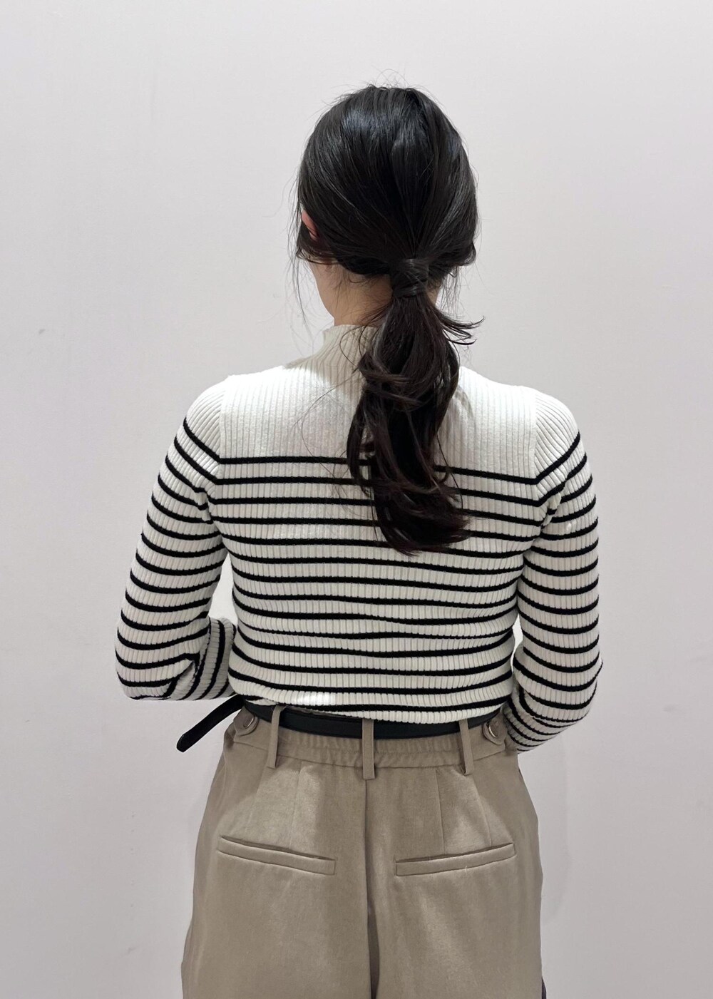 ブルー系のデニムジャケット、ホワイト系のニット/セーター、ベージュ系のスラックスを着用したレディースの冬コーディネートの8枚目の写真