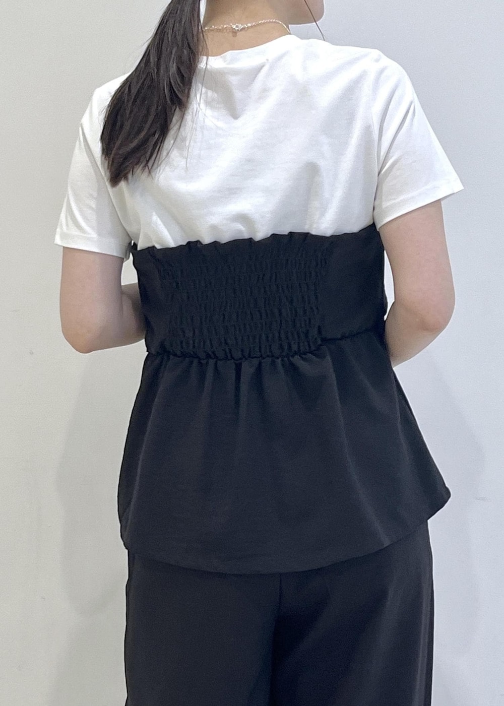 シルバー系のサンダル、ブラック系のTシャツ/カットソー、ブラック系のその他パンツを着用したレディースの春コーディネートの8枚目の写真