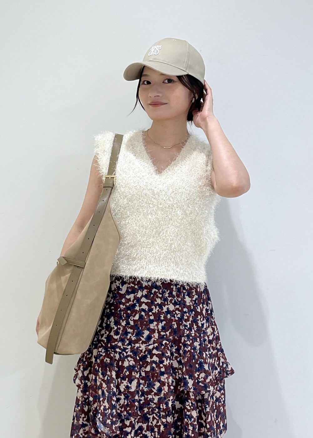 ホワイト系のパンプス、ブラウン系のスカート、ホワイト系のニット/セーターを着用したレディースの秋コーディネートの4枚目の写真