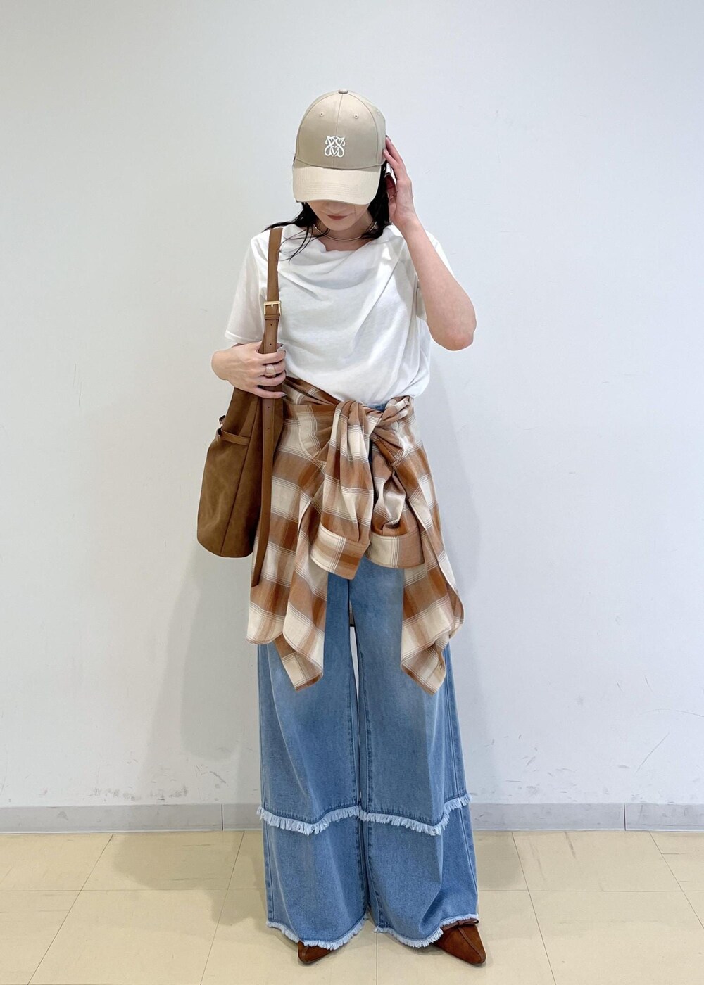 ホワイト系のTシャツ/カットソー、イエロー系のパンプス、ベージュ系のシャツ/ブラウスを着用したレディースの夏コーディネートの4枚目の写真