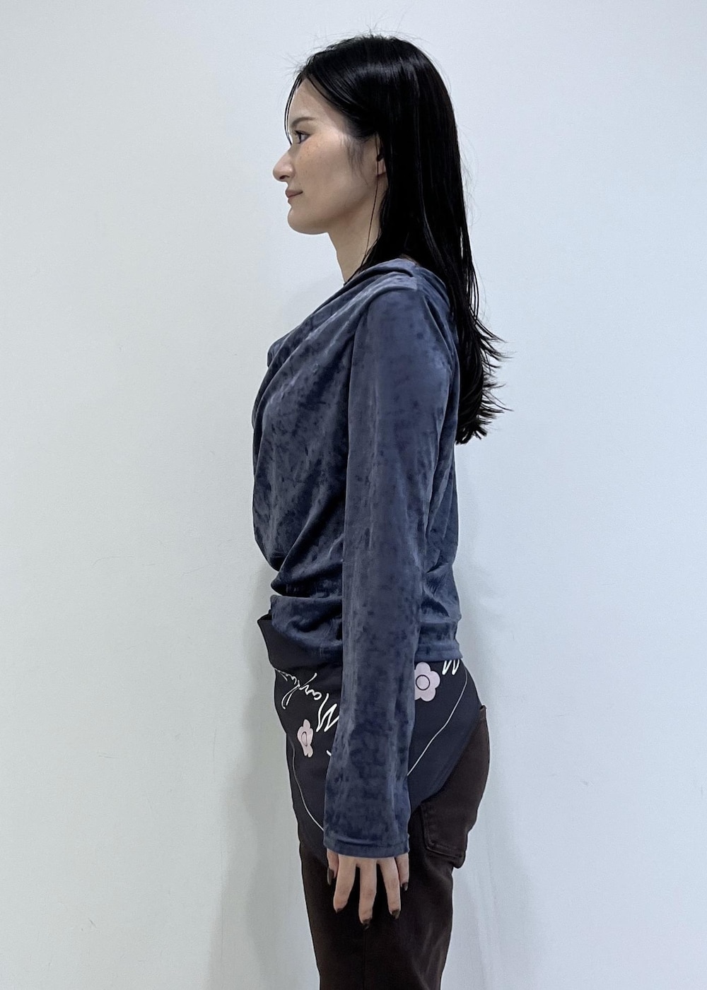 ブラック系のショルダーバッグ、ブルー系のテーラードジャケット、ブルー系のTシャツ/カットソーを着用したレディースの秋コーディネートの5枚目の写真