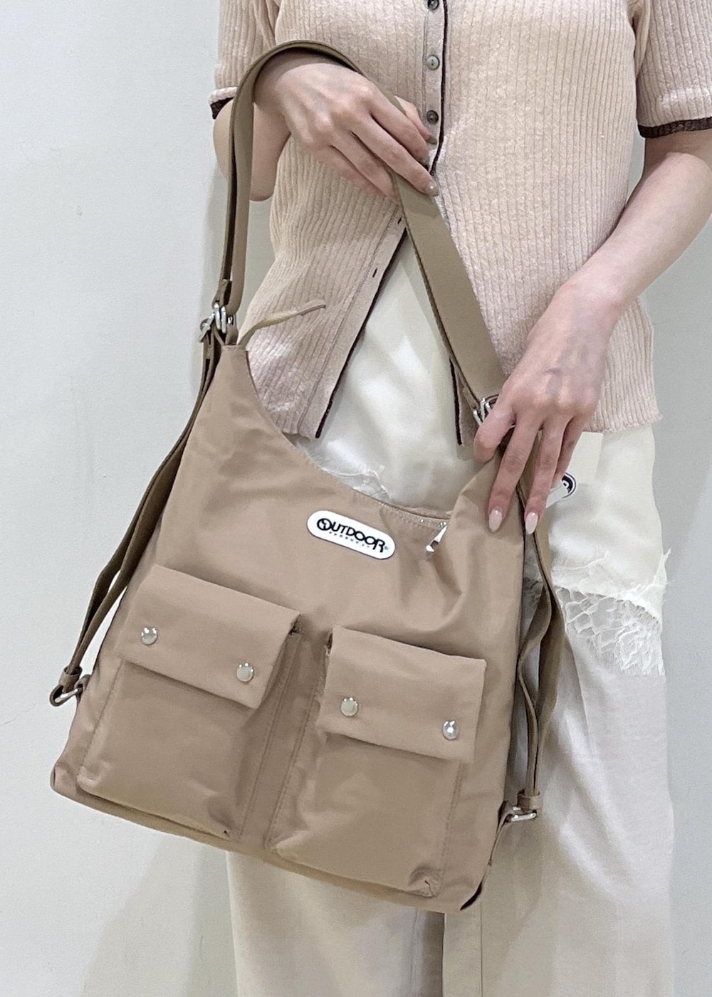 ホワイト系のその他パンツ、ベージュ系のショルダーバッグ、ピンク系のカーディガン/ボレロを着用したレディースの春コーディネートの7枚目の写真