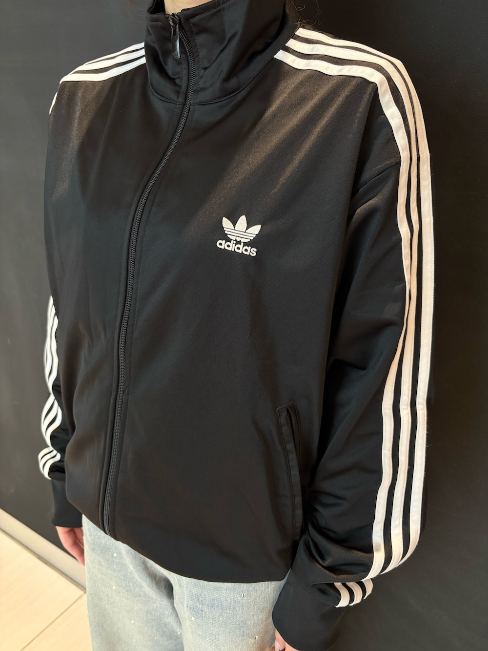 ブラック系のジャージを着用したレディースの夏コーディネートの2枚目の写真