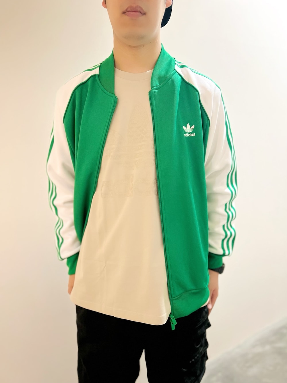 「スニーカー、キャップ、adidas、ストリート、アディダス、ハーフパンツ、お出かけコーデ、adidas originals、夏コーデ、カジュアルコーデ」｜「adidasのアディカラー クラシックス+ SSTトラックジャケット（ジャージ） / アディダスオリジナルス adidas Originals（ジャージ、グリーン系）」を使った、HSさん（メンズ・186cm）の夏コーディネートの3枚目の写真