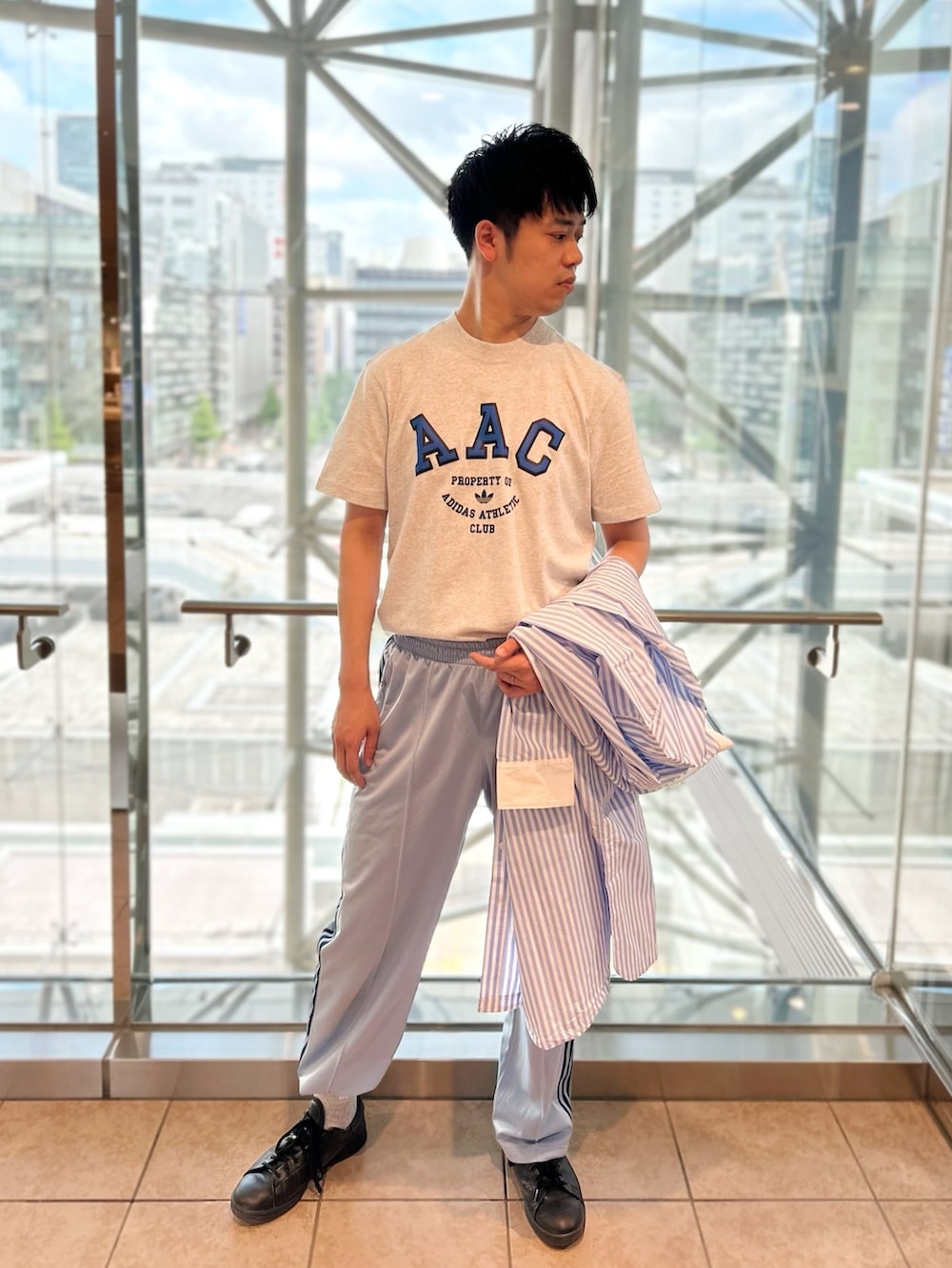 「ビッグシルエット、オーバーサイズ、休日スタイル、ストライプシャツ、リラックススタイル、シャツスタイル、夏コーデ、メンズファッション、初夏コーデ、シャツ好き集まれ」｜「adidasのプレミアム エッセンシャルズ ポプリン シャツワンピース / アディダスオリジナルス adidas Originals（ワンピース、ホワイト系）」を使った、HSさん（メンズ・186cm）の春コーディネートの2枚目の写真
