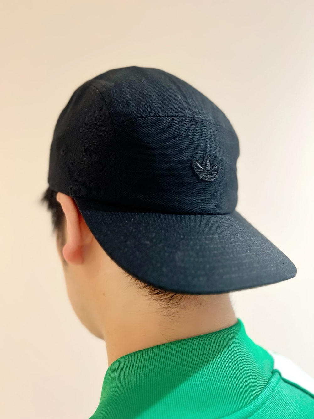 「スニーカー、キャップ、adidas、ストリート、アディダス、ハーフパンツ、お出かけコーデ、adidas originals、夏コーデ、カジュアルコーデ」｜「adidasのアディカラー クラシックス+ SSTトラックジャケット（ジャージ） / アディダスオリジナルス adidas Originals（ジャージ、グリーン系）」を使った、HSさん（メンズ・186cm）の夏コーディネートの5枚目の写真