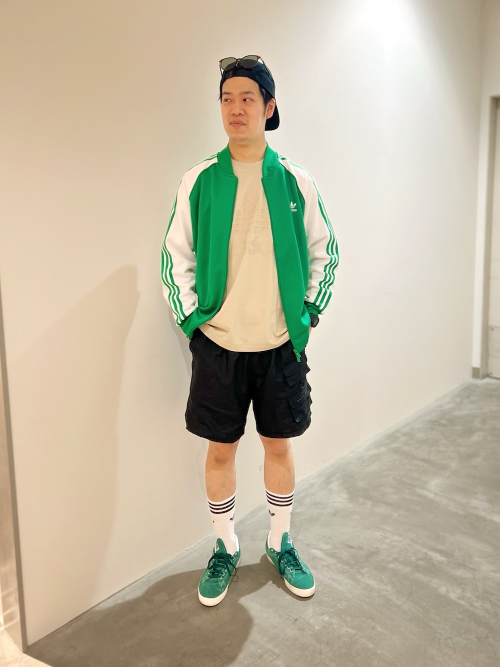 「スニーカー、キャップ、adidas、ストリート、アディダス、ハーフパンツ、お出かけコーデ、adidas originals、夏コーデ、カジュアルコーデ」｜「adidasのアディカラー クラシックス+ SSTトラックジャケット（ジャージ） / アディダスオリジナルス adidas Originals（ジャージ、グリーン系）」を使った、HSさん（メンズ・186cm）の夏コーディネートの2枚目の写真