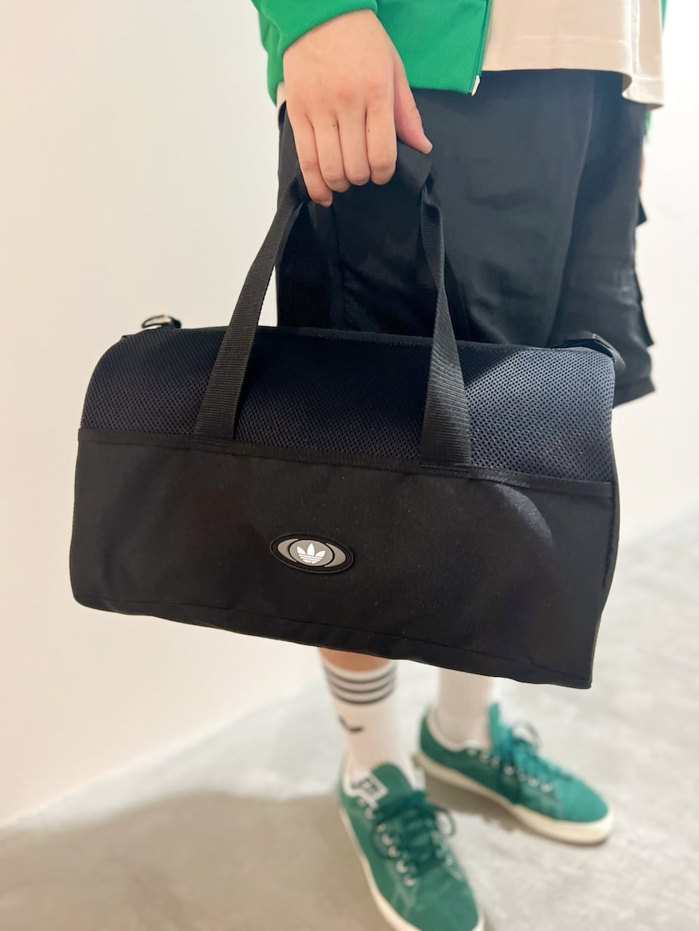 「スニーカー、キャップ、adidas、ストリート、アディダス、ハーフパンツ、お出かけコーデ、adidas originals、夏コーデ、カジュアルコーデ」｜「adidasのアディカラー クラシックス+ SSTトラックジャケット（ジャージ） / アディダスオリジナルス adidas Originals（ジャージ、グリーン系）」を使った、HSさん（メンズ・186cm）の夏コーディネートの6枚目の写真