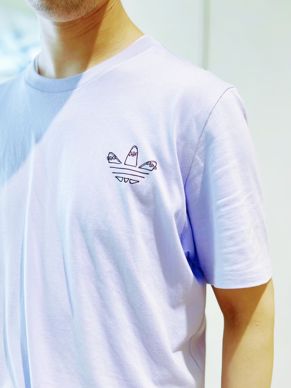 ブルー系のTシャツ/カットソー、ブラック系のスニーカーを着用したメンズの春コーディネートの2枚目の写真