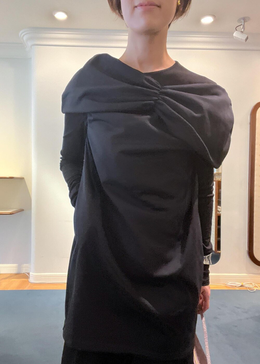 ブラック系のその他パンツ、ブラック系のTシャツ/カットソー、グレー系のハンドバッグを着用したレディースの秋コーディネートの4枚目の写真