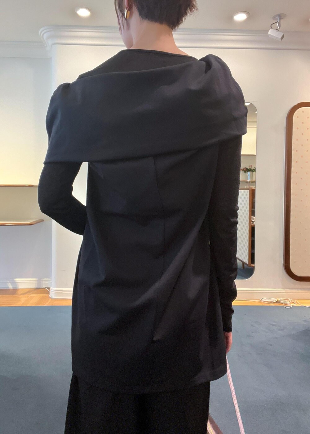 ブラック系のその他パンツ、ブラック系のTシャツ/カットソー、グレー系のハンドバッグを着用したレディースの秋コーディネートの5枚目の写真
